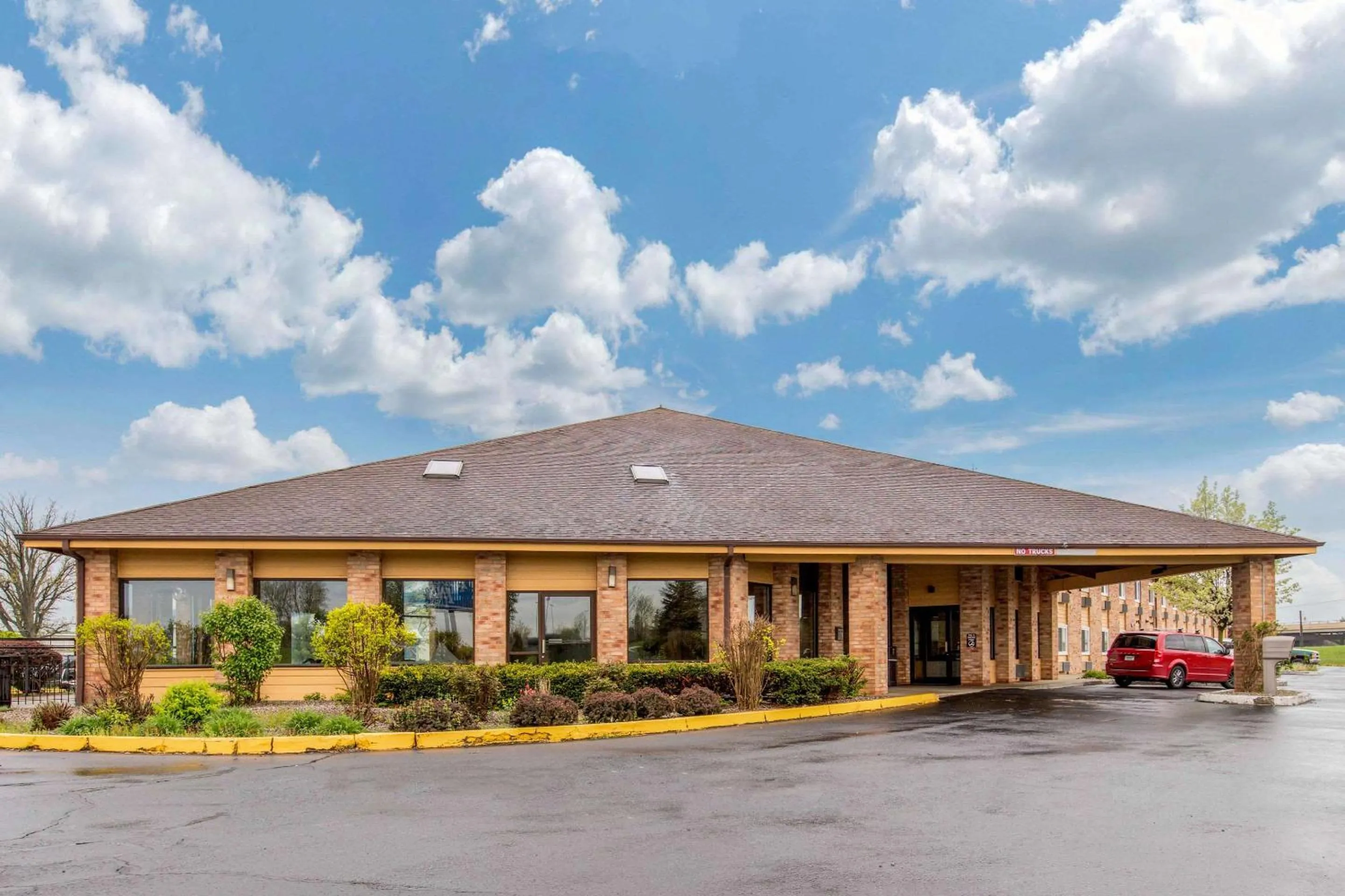 Property building in Rodeway Inn