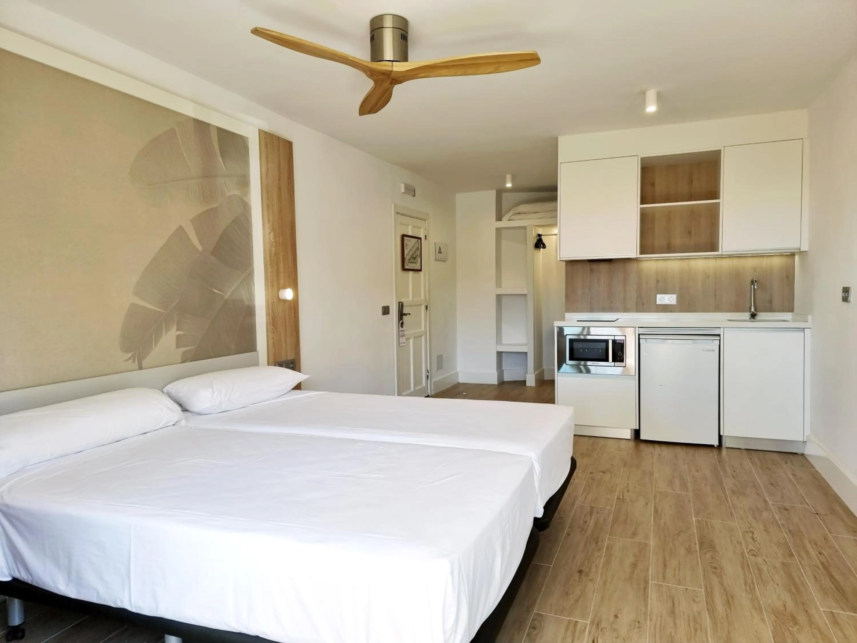 Photo of the whole room, Bed in Laguna Park 1