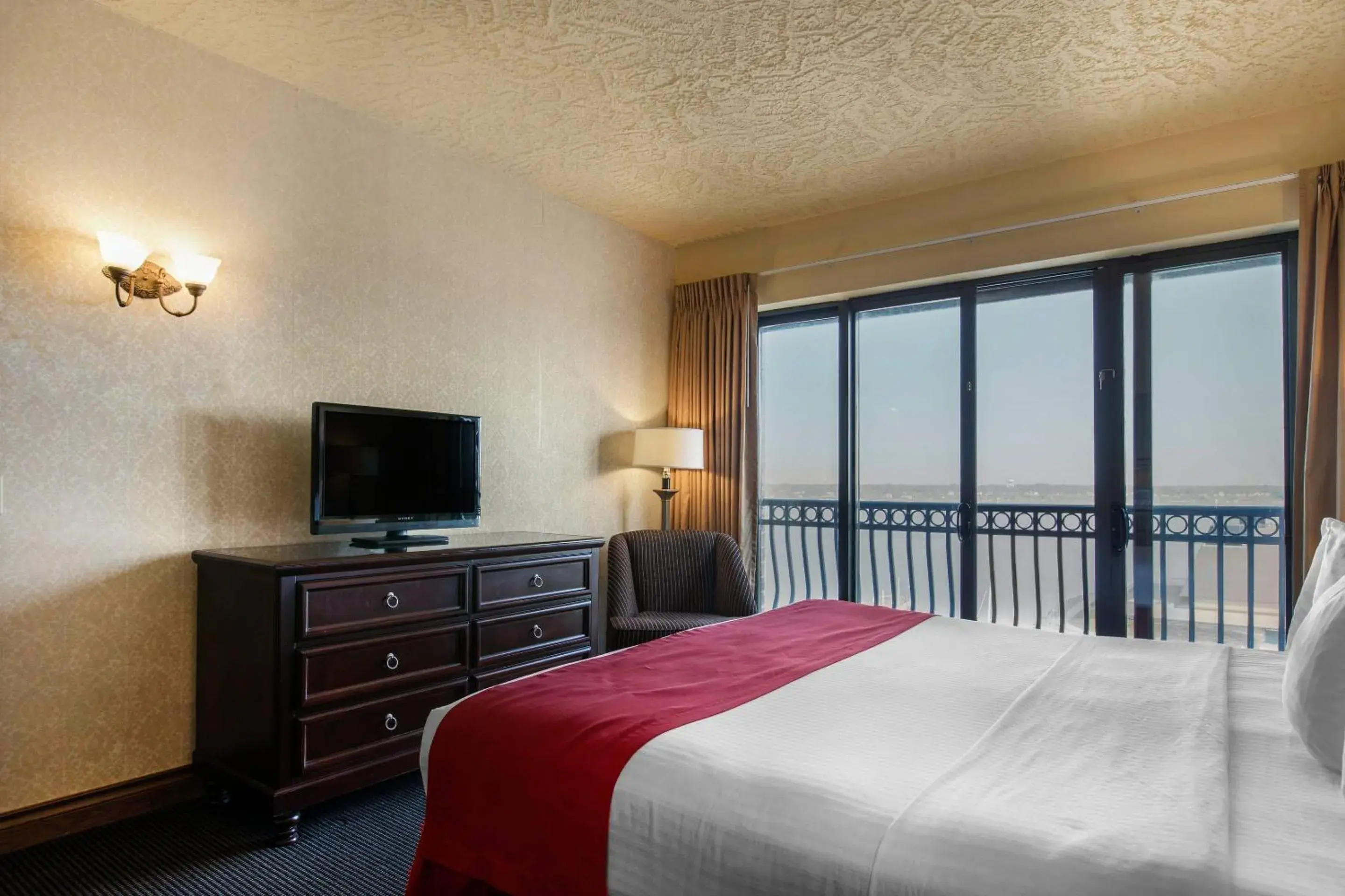 King Room - Accessible/Non-Smoking in Shoreline Inn & Conference Center, an Ascend Collection Hotel King Room - Accessible/Non-Smoking in Shoreline Inn & Conference Center, an Ascend Collection Hotel