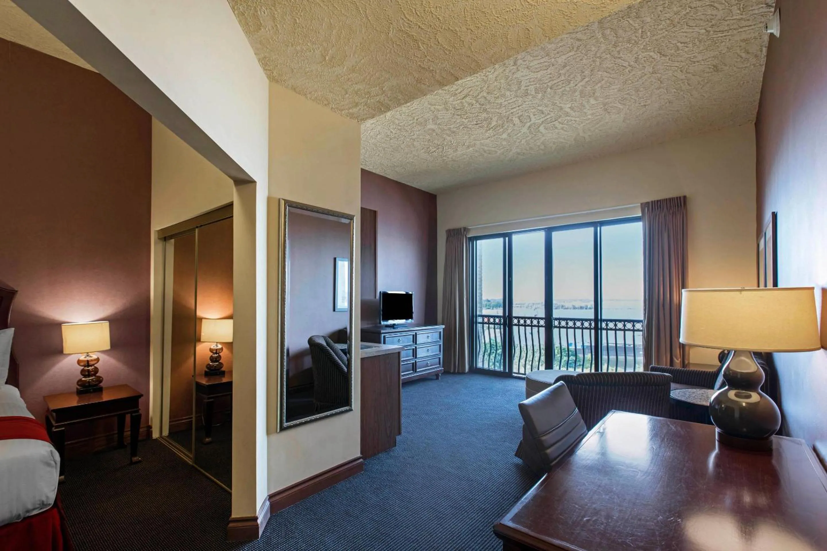 Bedroom, Bed in Shoreline Inn & Conference Center, an Ascend Collection Hotel
