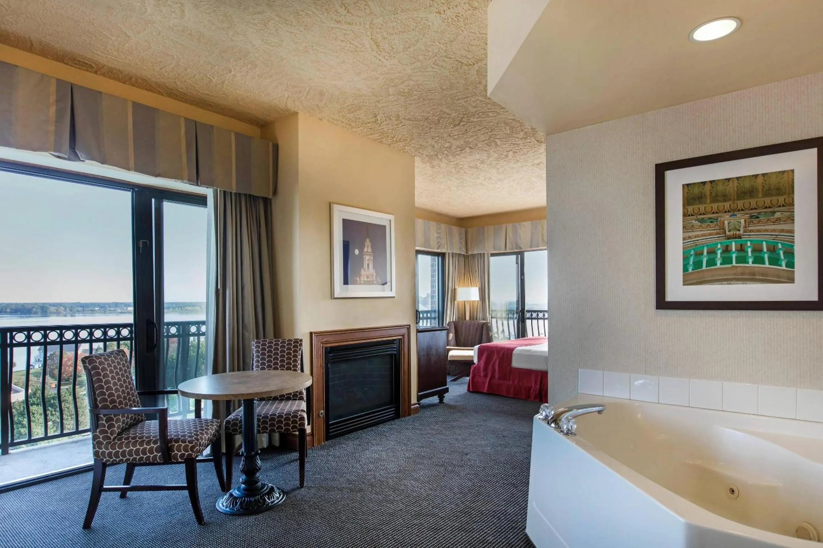 Bedroom, Bed in Shoreline Inn & Conference Center, an Ascend Collection Hotel