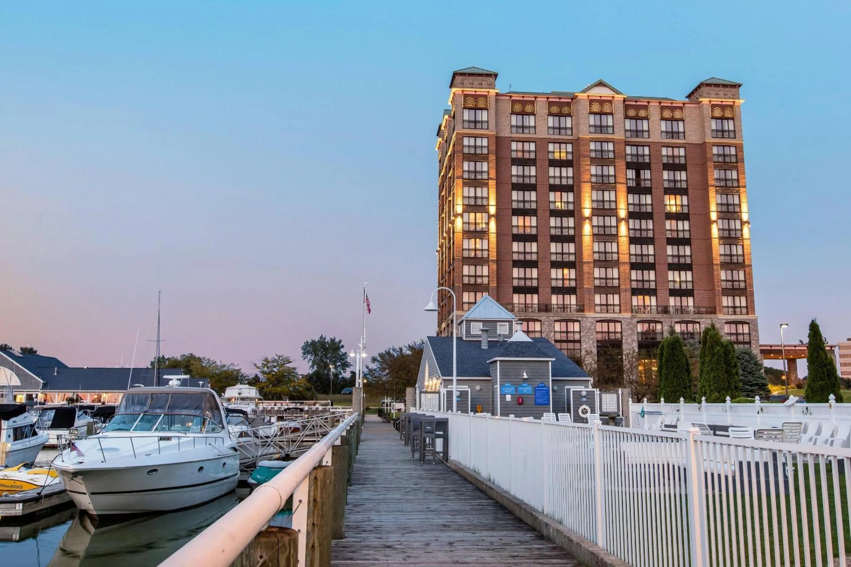 Property building in Shoreline Inn & Conference Center, an Ascend Collection Hotel
