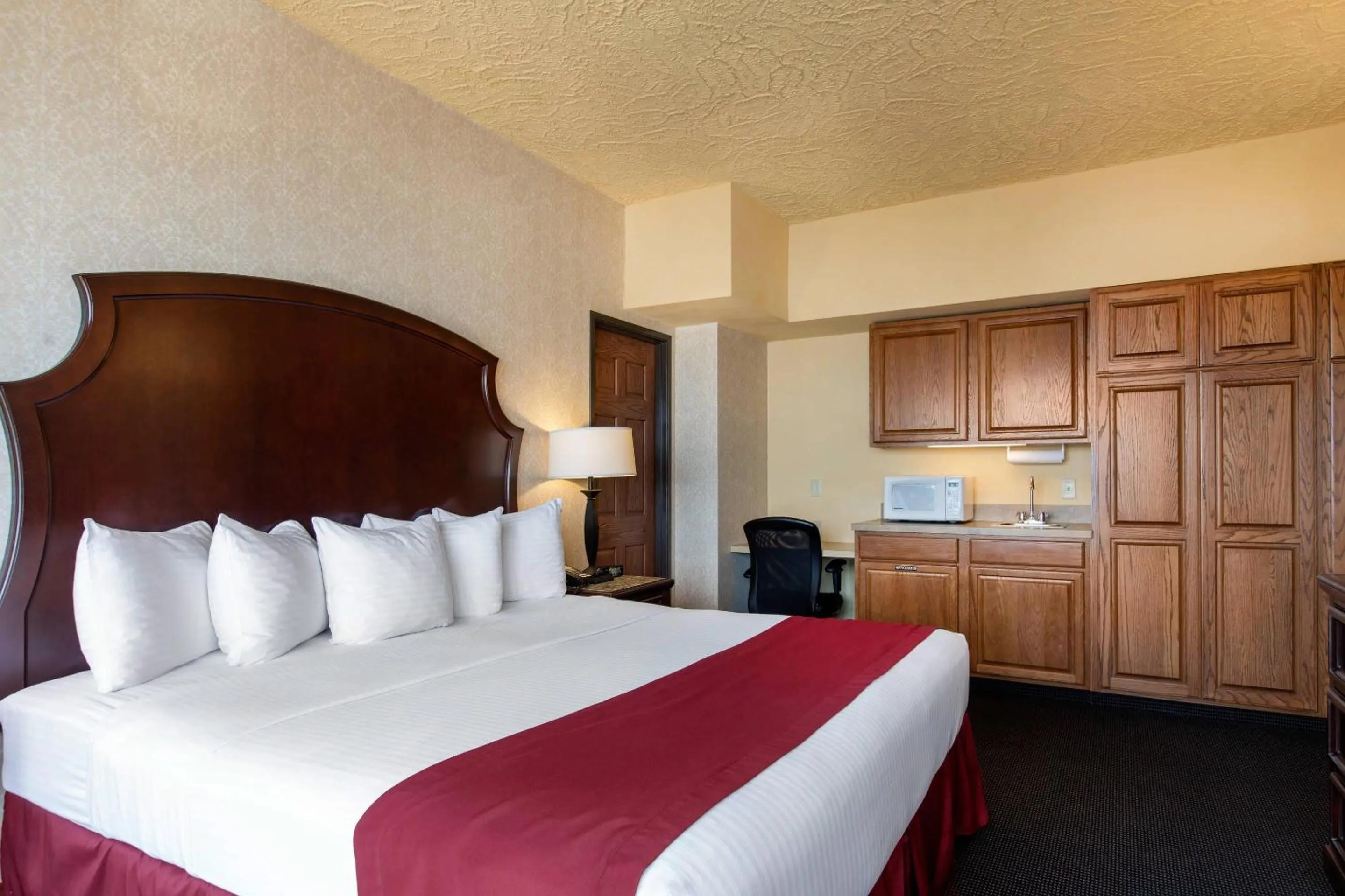 Bedroom, Bed in Shoreline Inn & Conference Center, an Ascend Collection Hotel