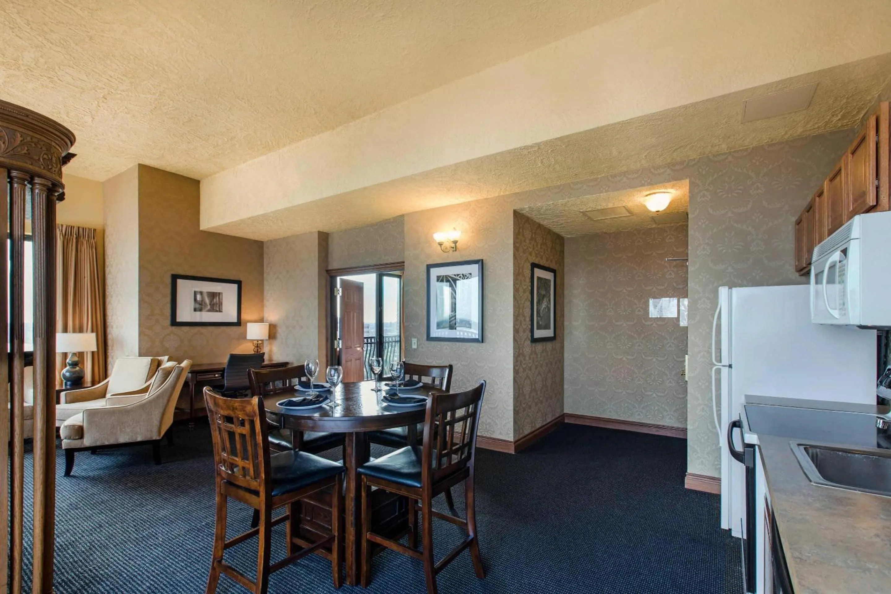 Bedroom in Shoreline Inn & Conference Center, an Ascend Collection Hotel