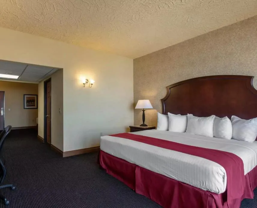 Bed in Shoreline Inn & Conference Center, an Ascend Collection Hotel
