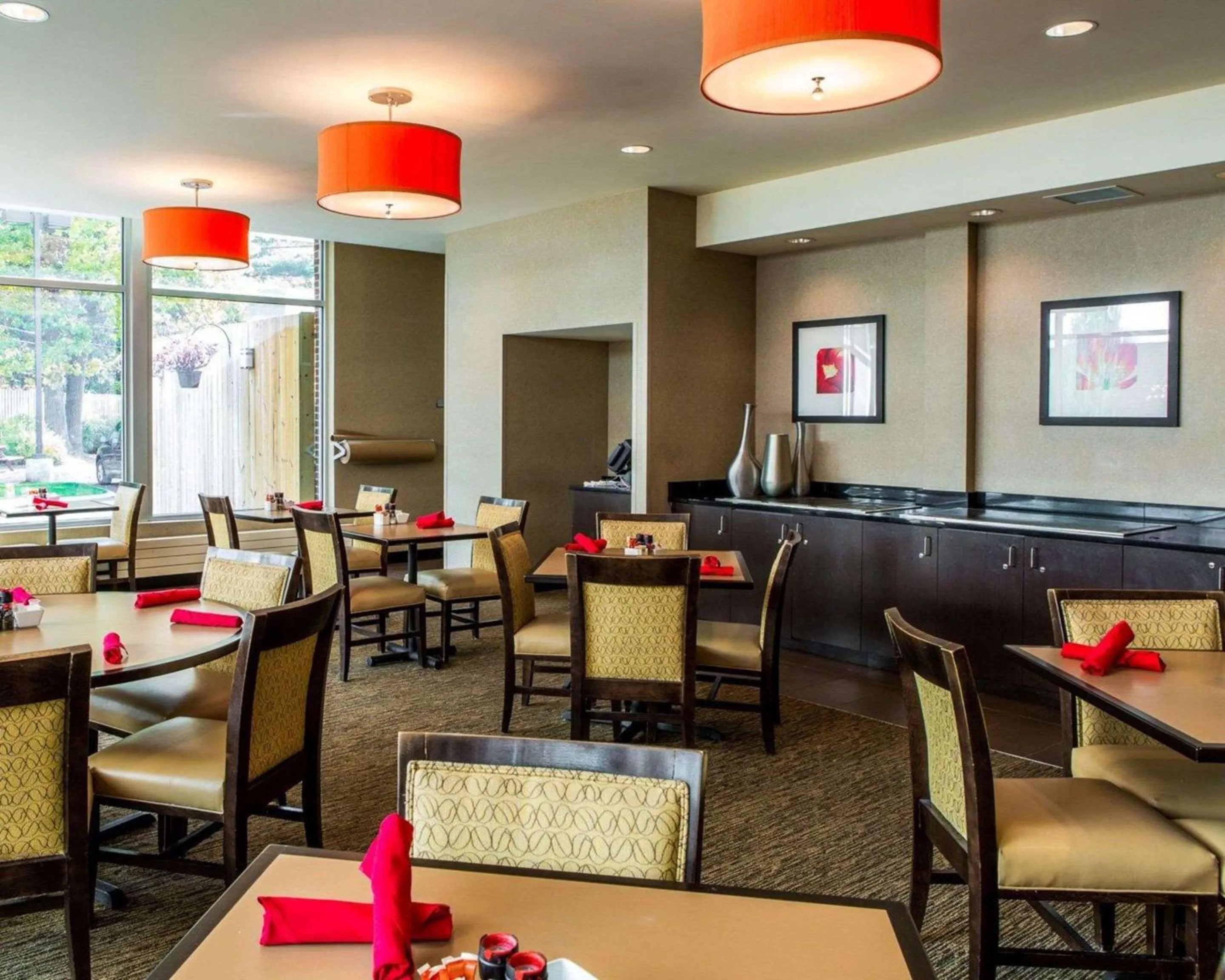 Restaurant/places to eat in Cambria Hotel Traverse City