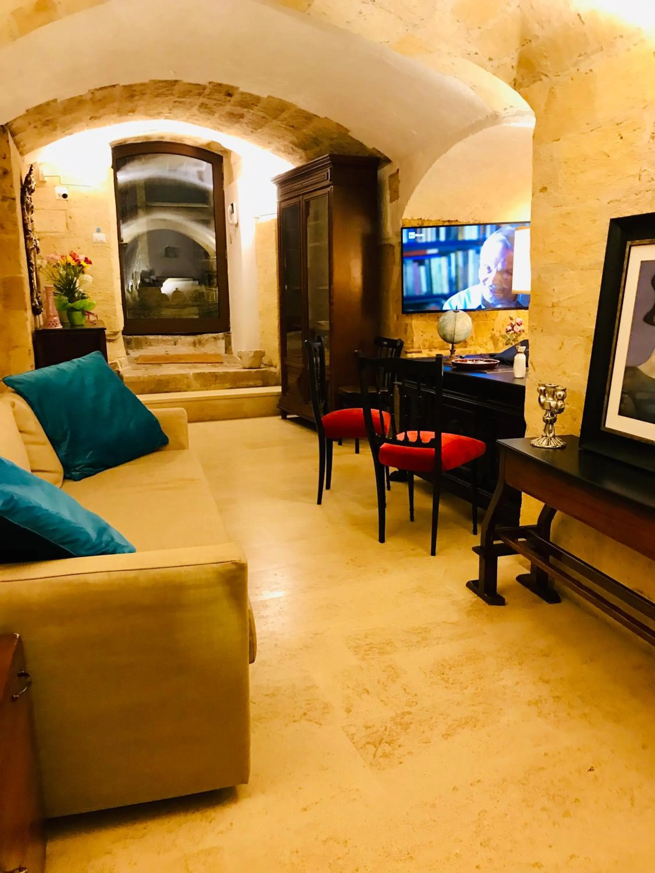 Communal lounge/ TV room in Ponticelli B&B Boutique