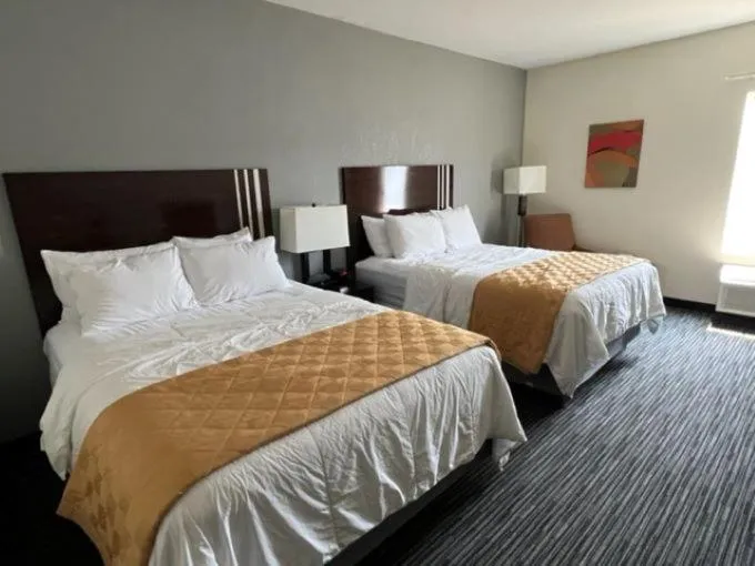 Bed in American Inn and Suites Houghton Lake