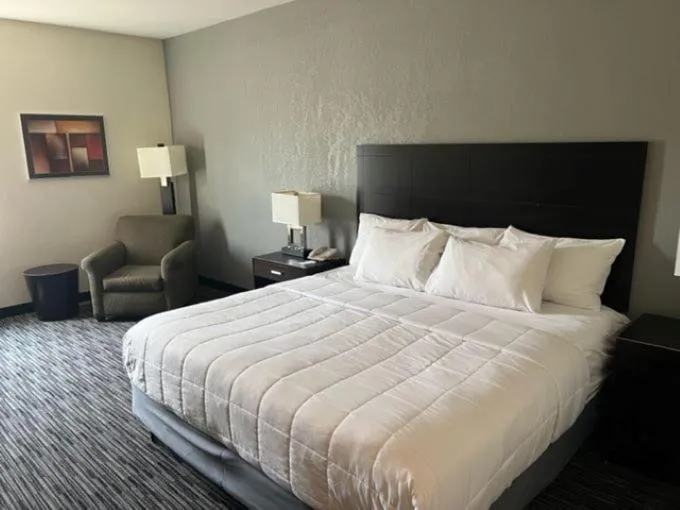 Bed in American Inn and Suites Houghton Lake