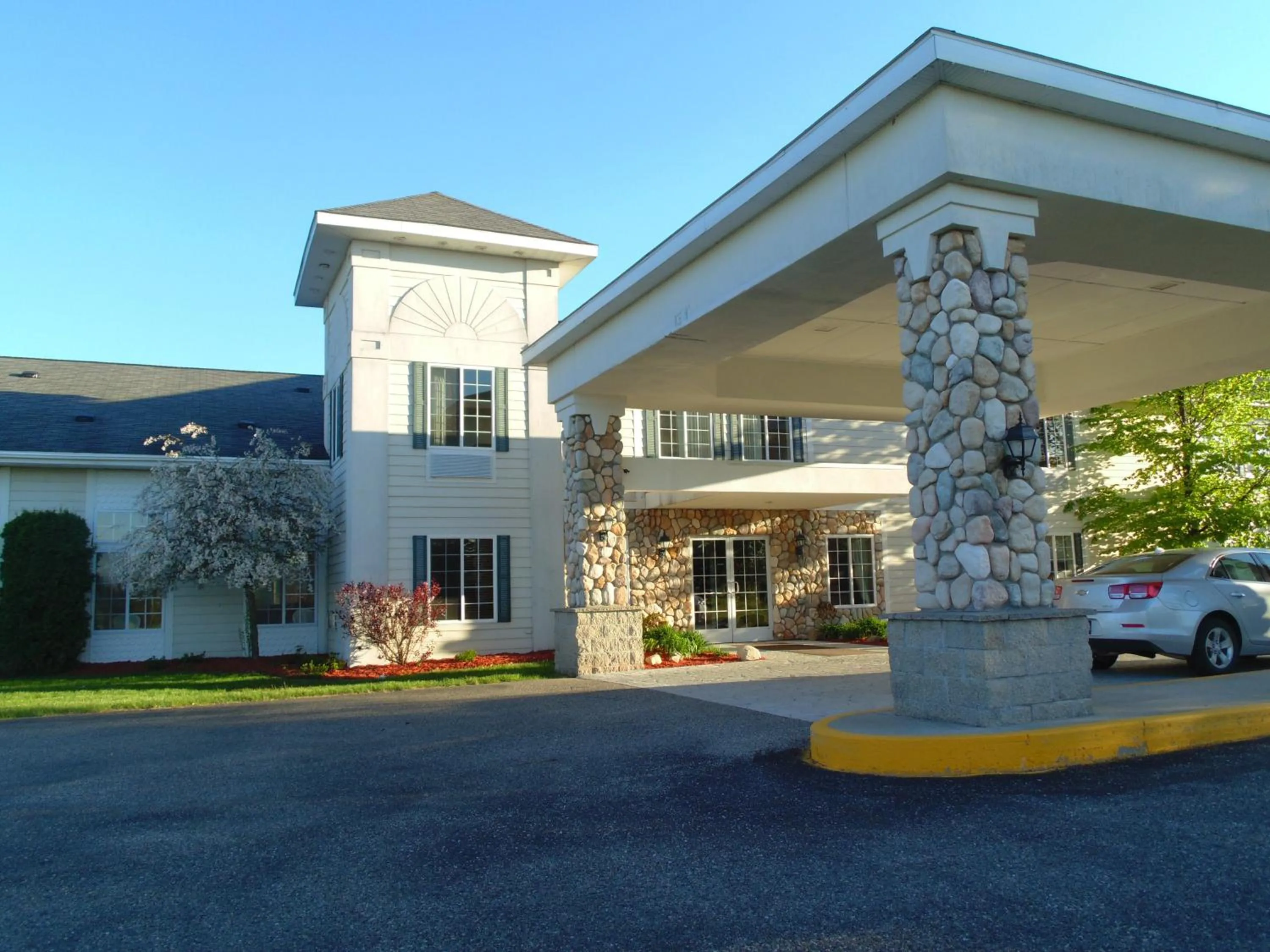 Facade/entrance in American Inn and Suites Houghton Lake