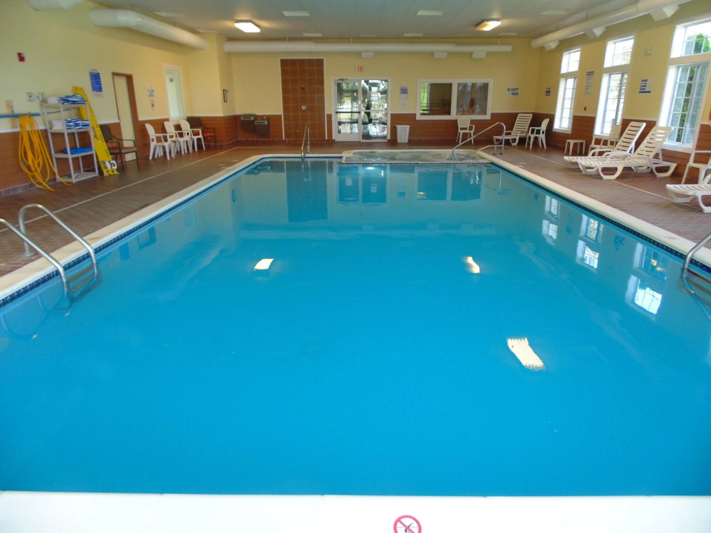 Swimming pool in American Inn and Suites Houghton Lake