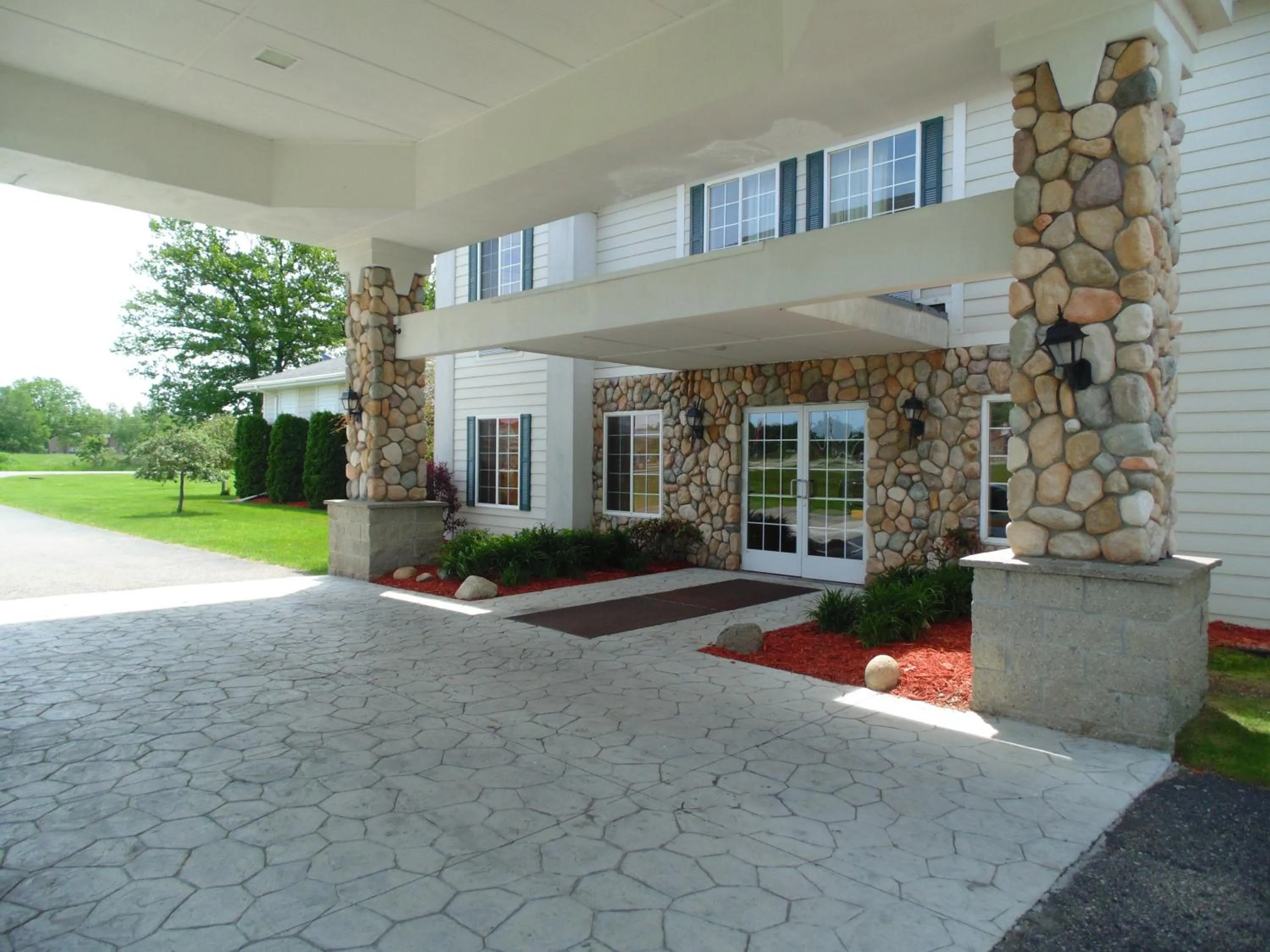 Facade/entrance in American Inn and Suites Houghton Lake