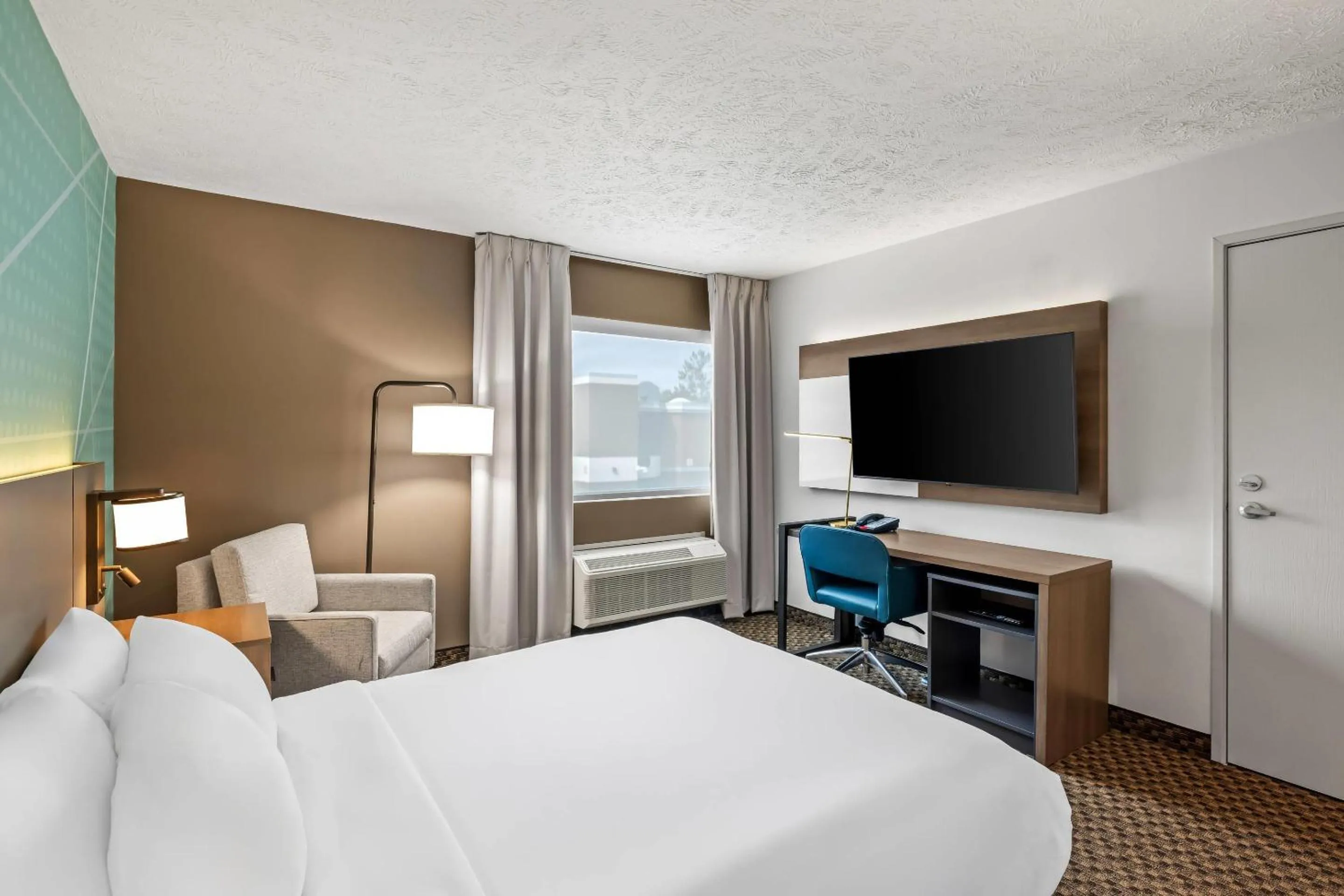 Bedroom, Bed in Comfort Inn Traverse City