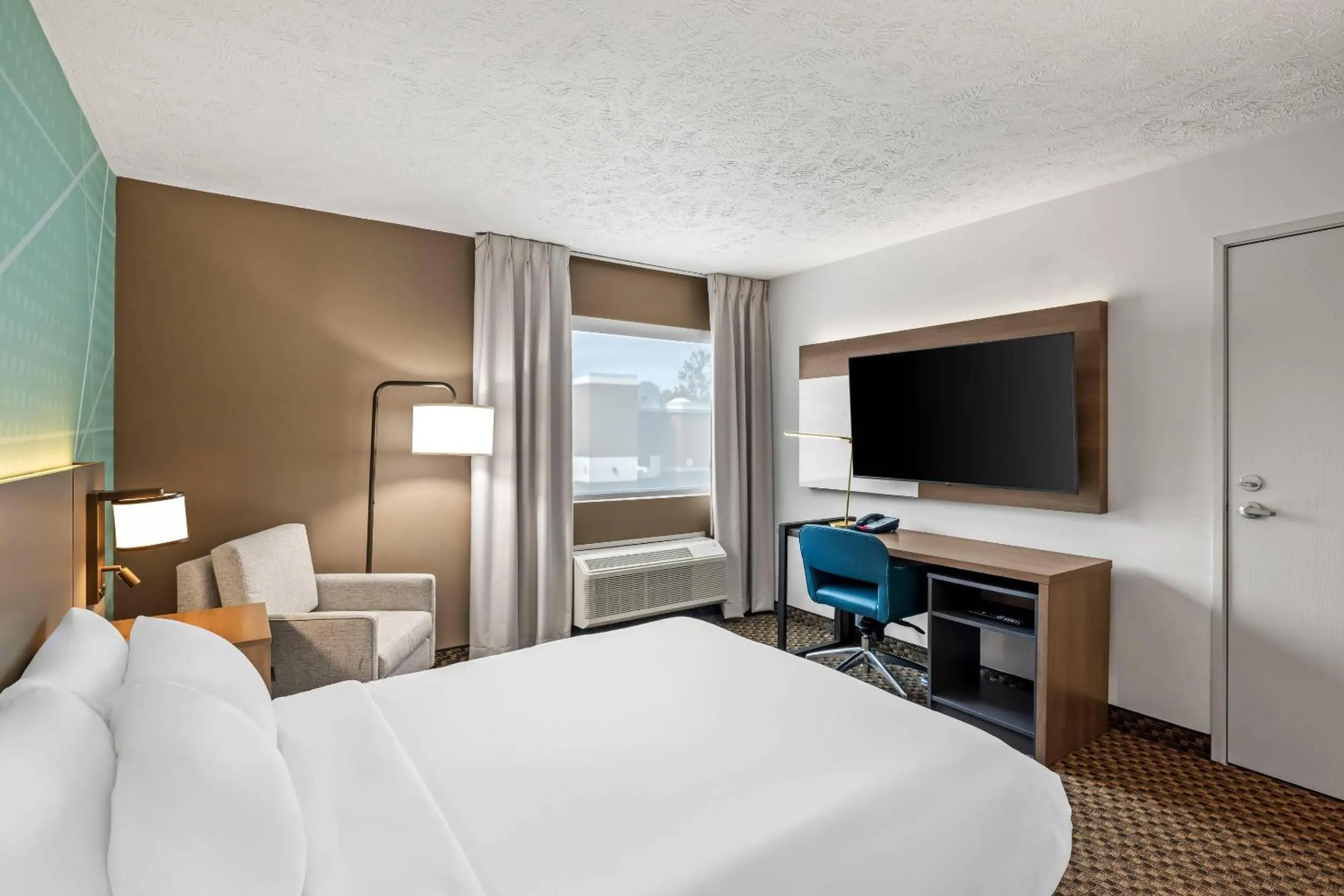 Bedroom, Bed in Comfort Inn Traverse City