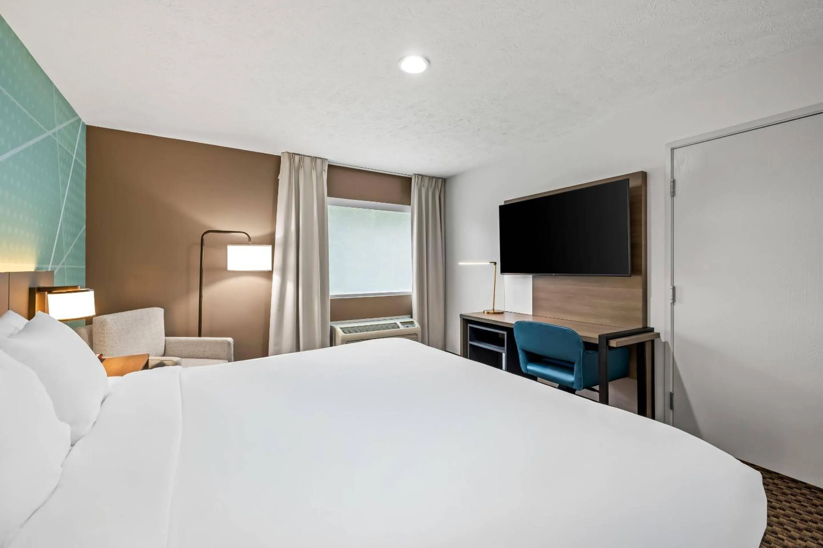 Bedroom, Bed in Comfort Inn Traverse City