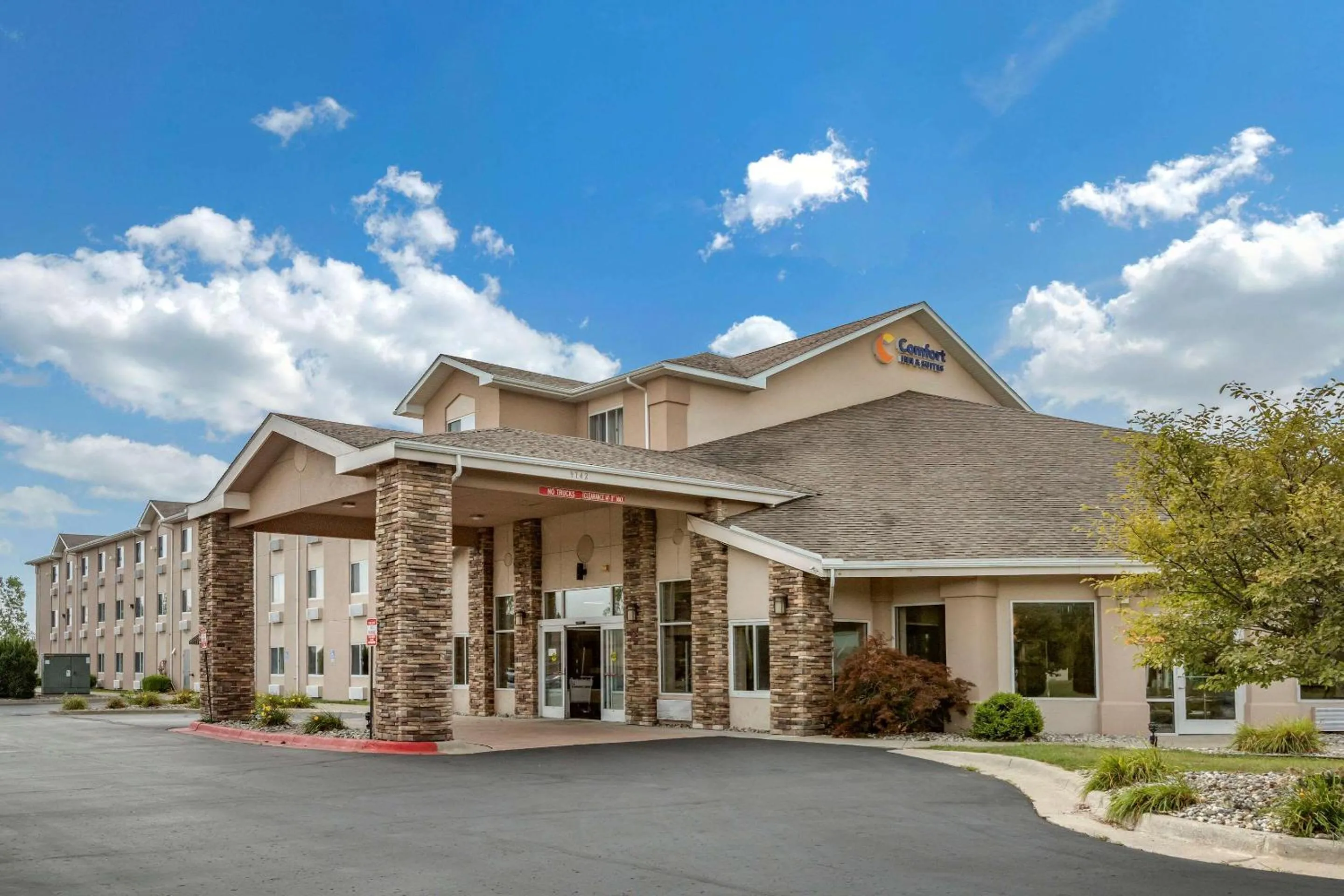Property building in Comfort Inn & Suites Dimondale - Lansing