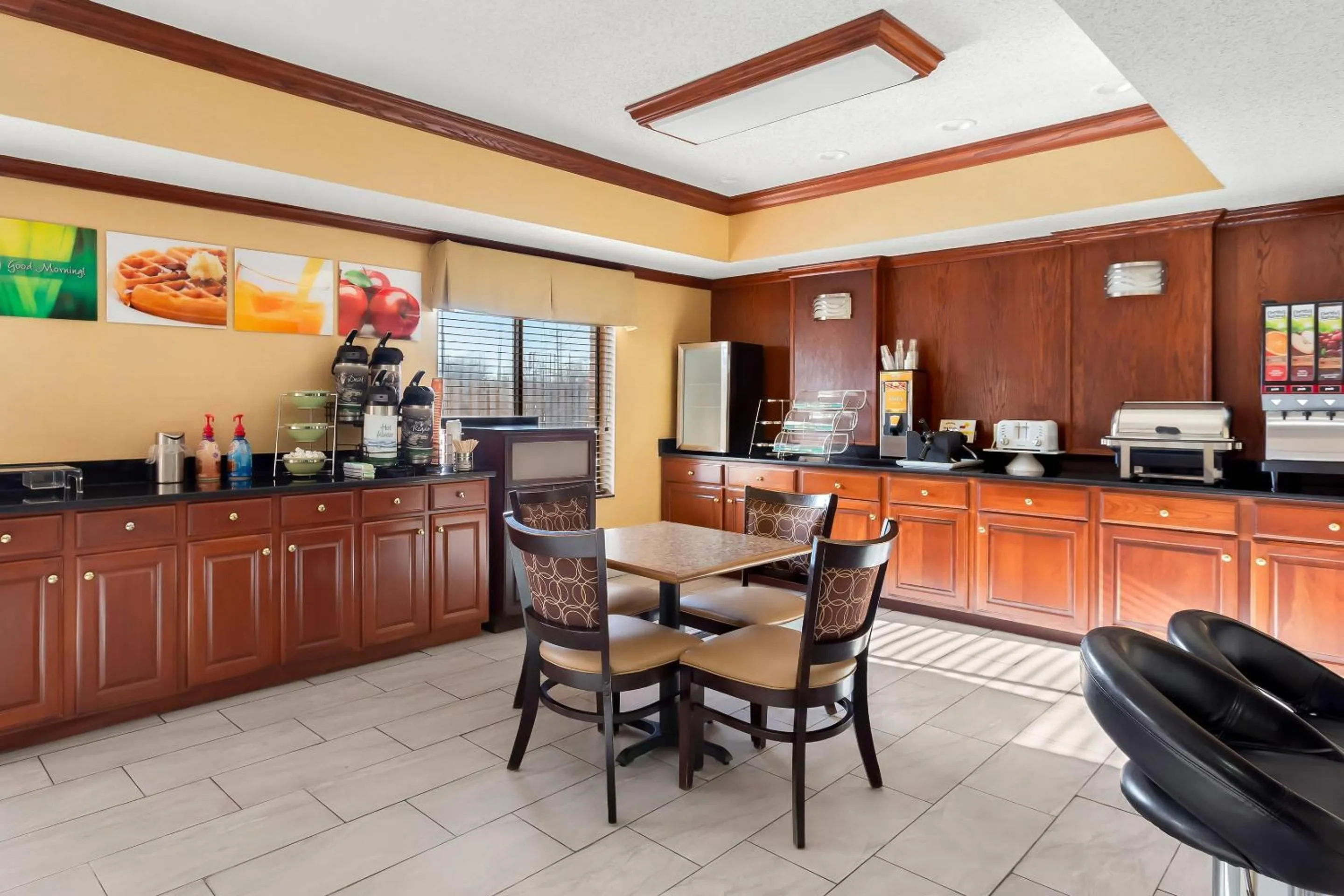 Breakfast in Quality Inn & Suites Niles