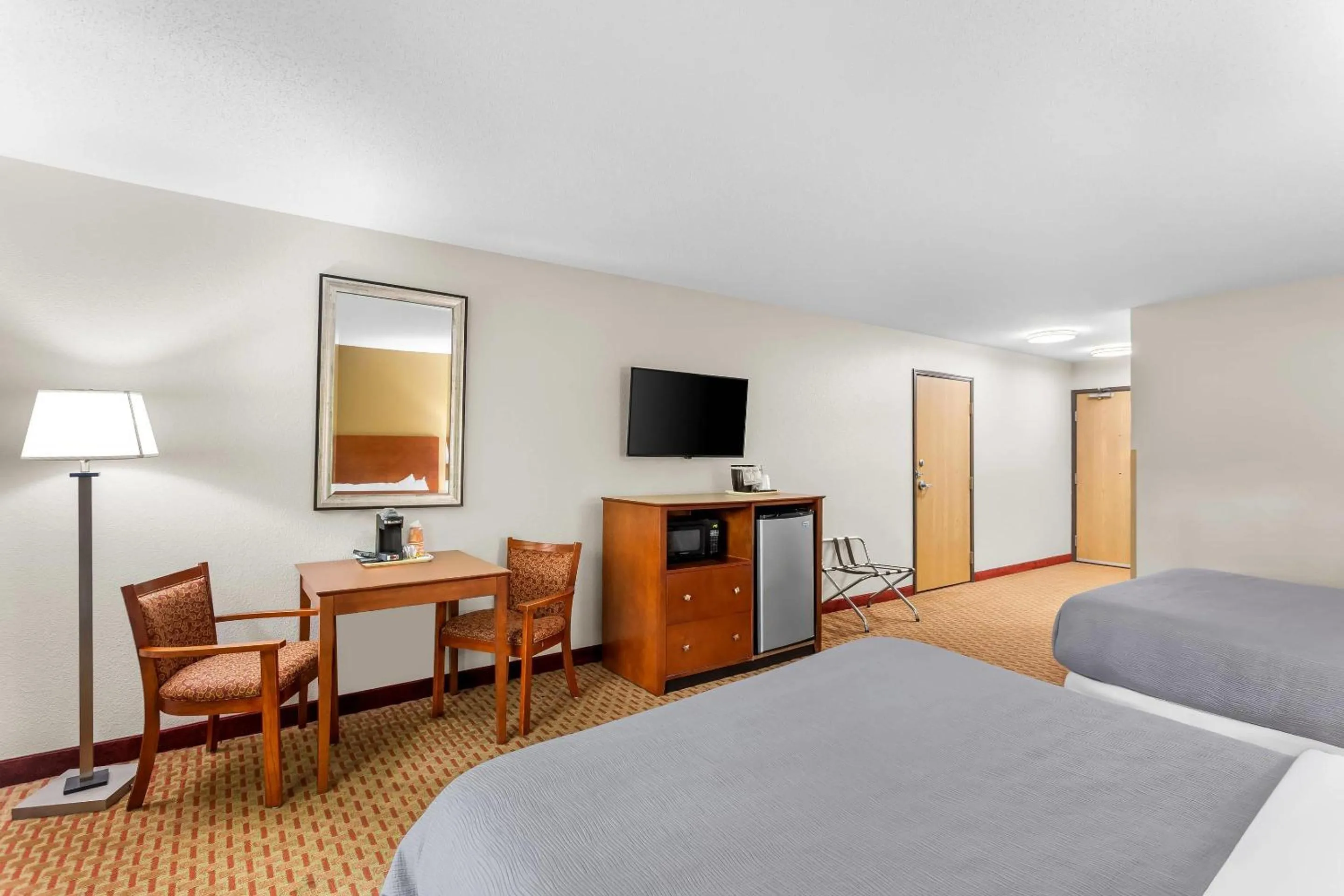 Bedroom, Bed in Quality Inn Near Interstate I94