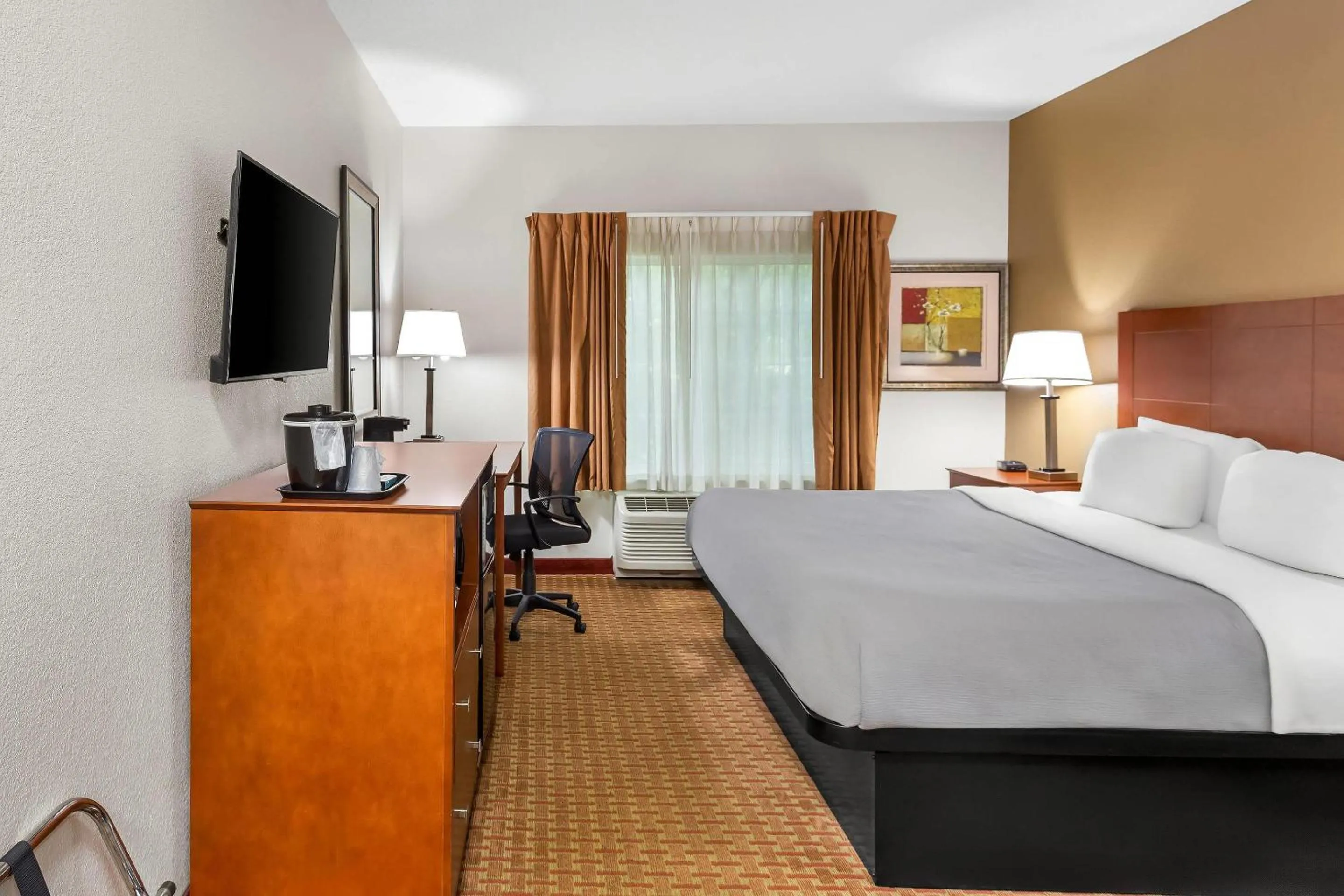 Bedroom, Bed in Quality Inn Near Interstate I94