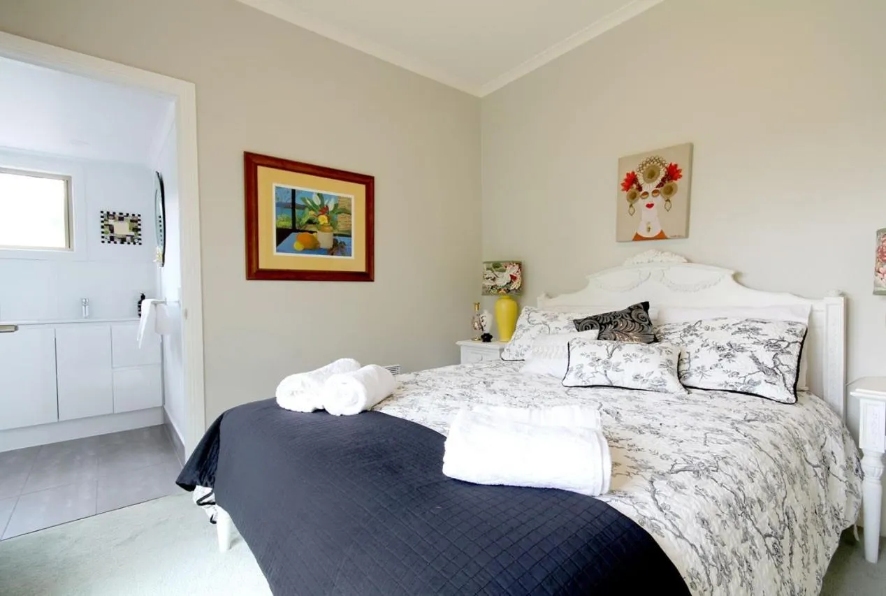 Bed in Nicholson BnB and Arts Centre