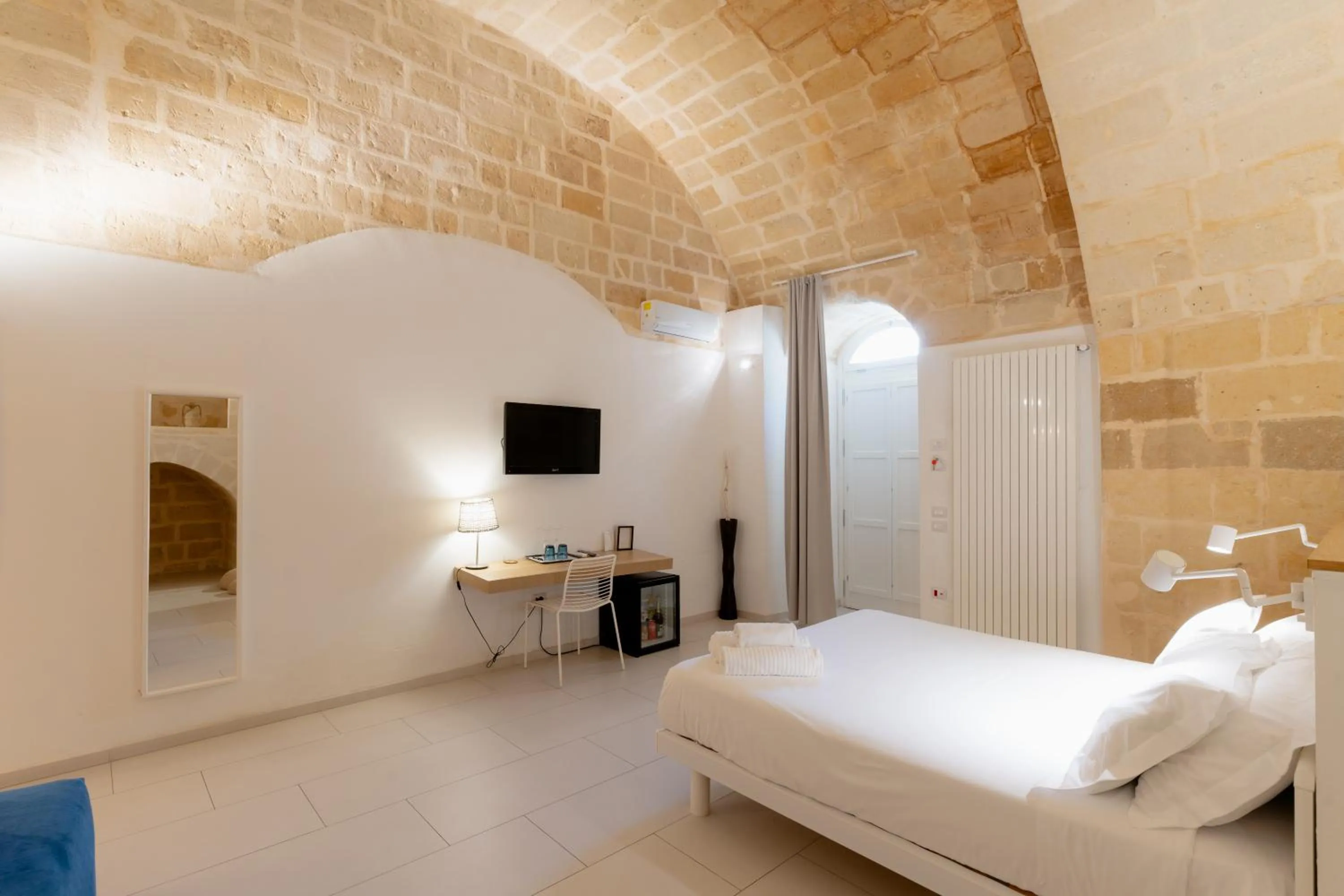 Photo of the whole room, Bed in Endea Suite Rooms & Lounge SPA