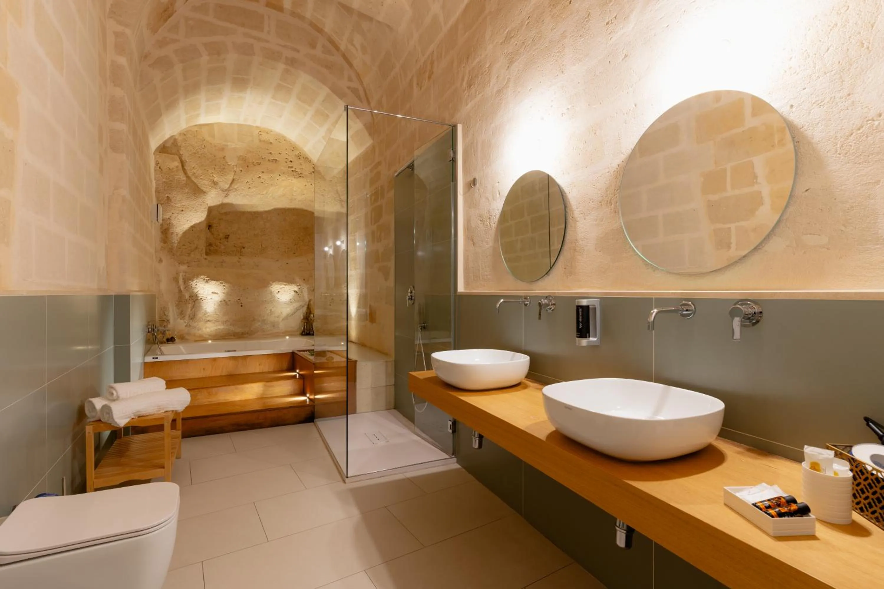 Shower in Endea Suite Rooms & Lounge SPA