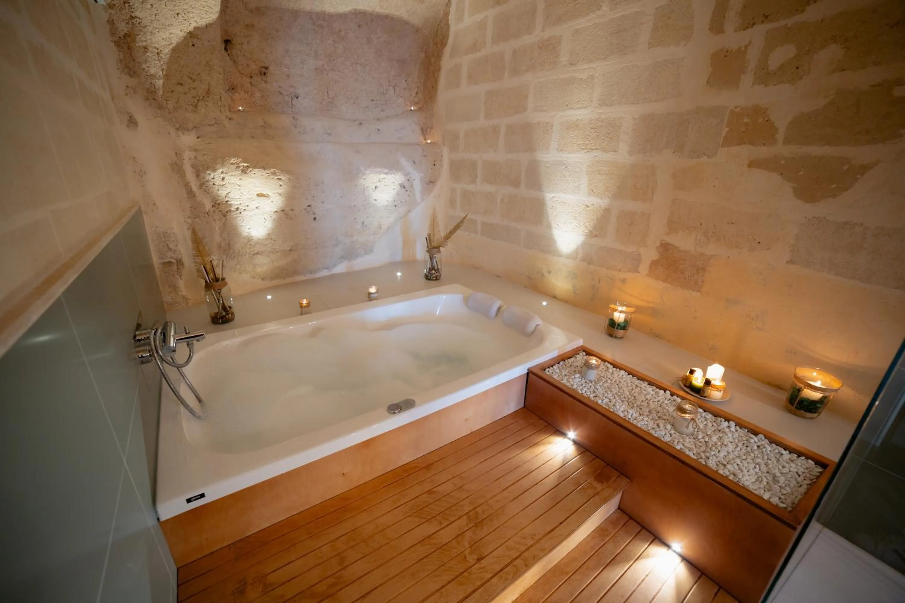 Hot Tub in Endea Suite Rooms & Lounge SPA