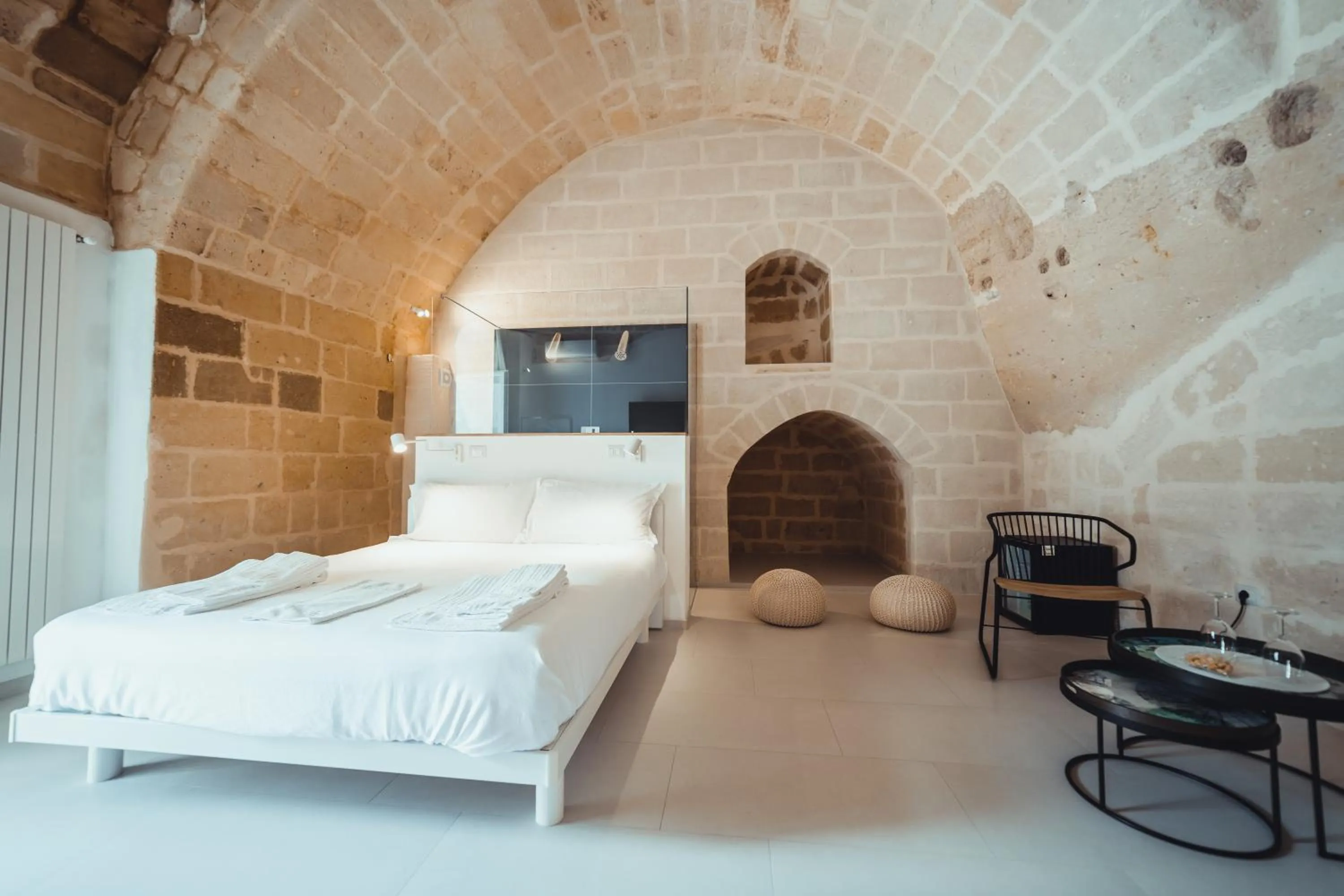 Photo of the whole room, Bed in Endea Suite Rooms & Lounge SPA