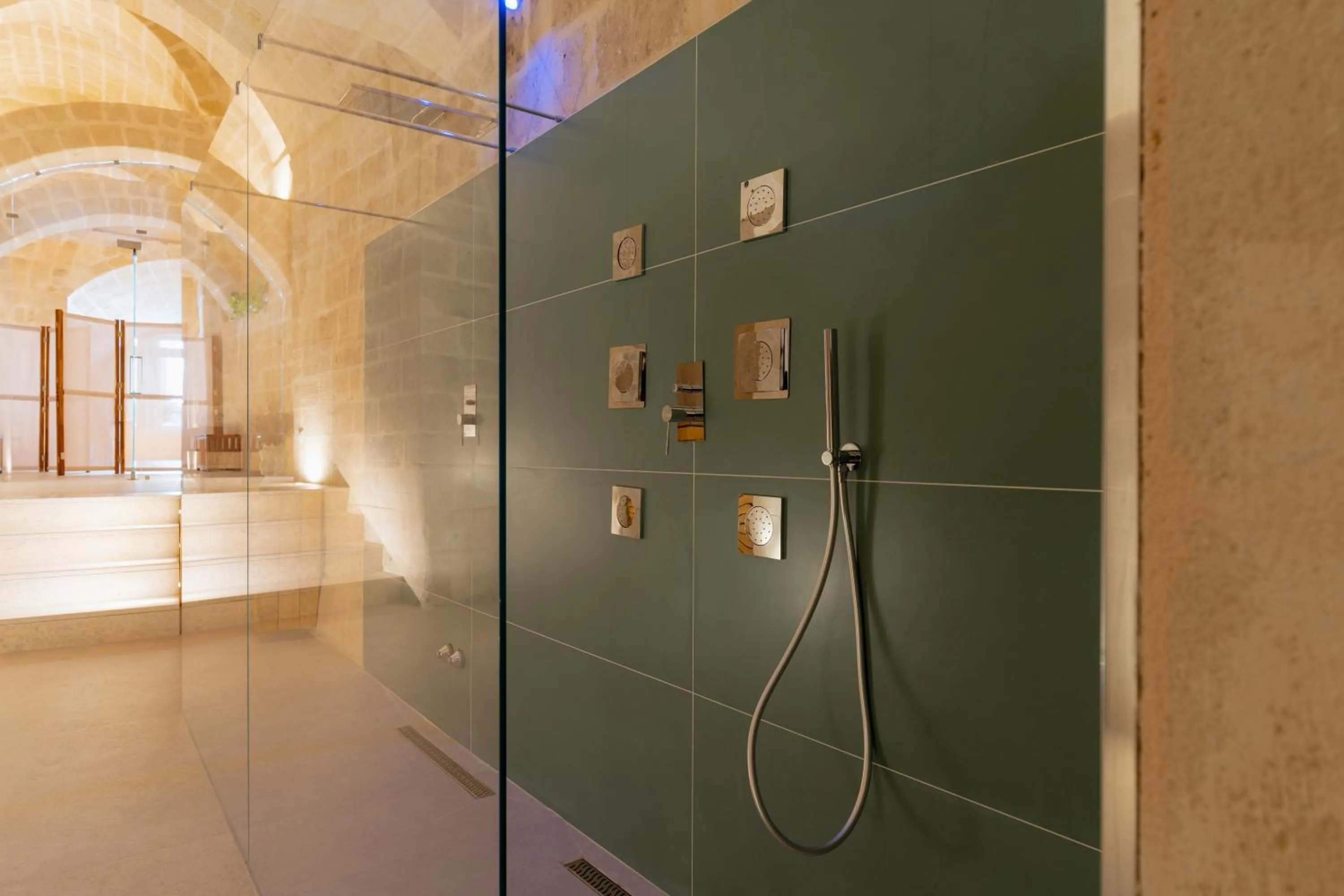 Shower in Endea Suite Rooms & Lounge SPA