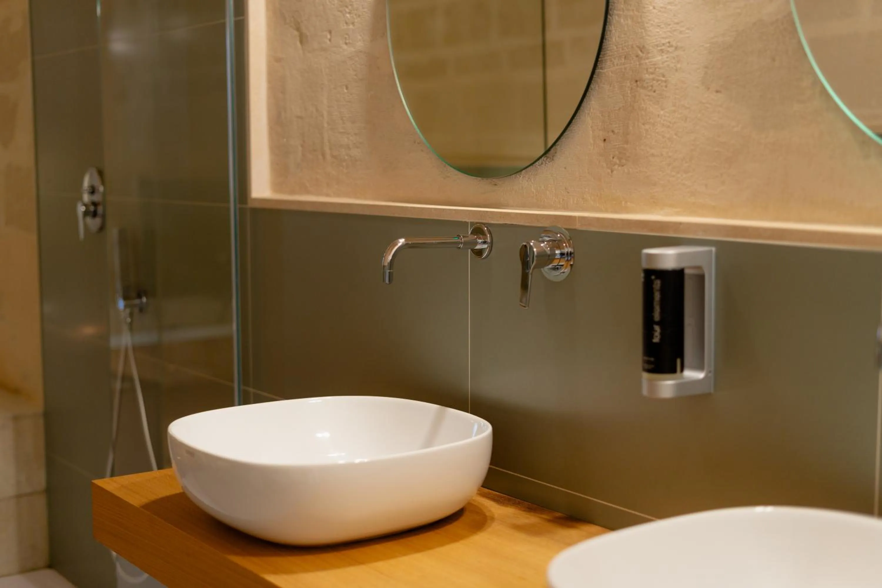 Shower in Endea Suite Rooms & Lounge SPA