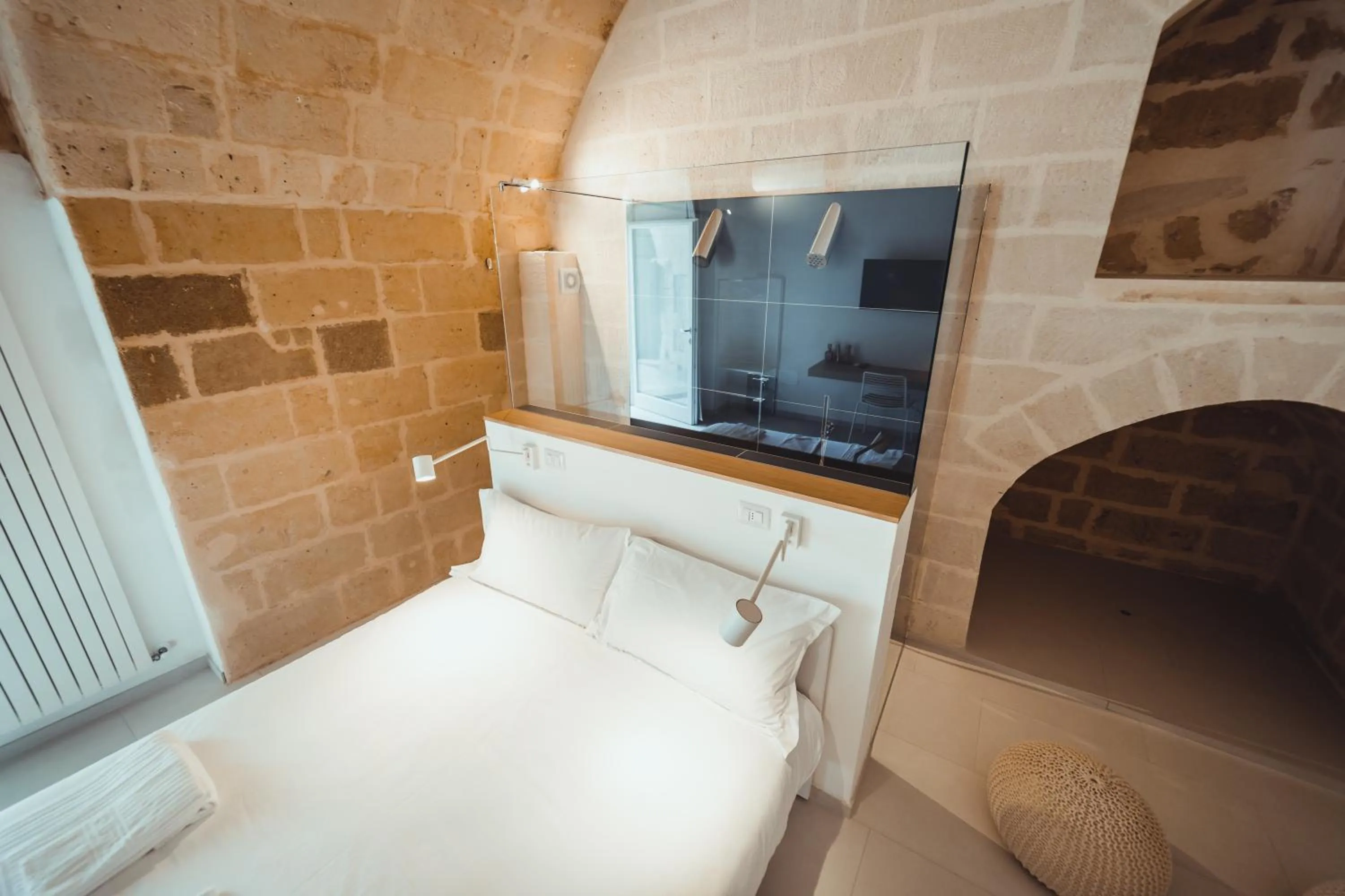 Photo of the whole room, Bed in Endea Suite Rooms & Lounge SPA