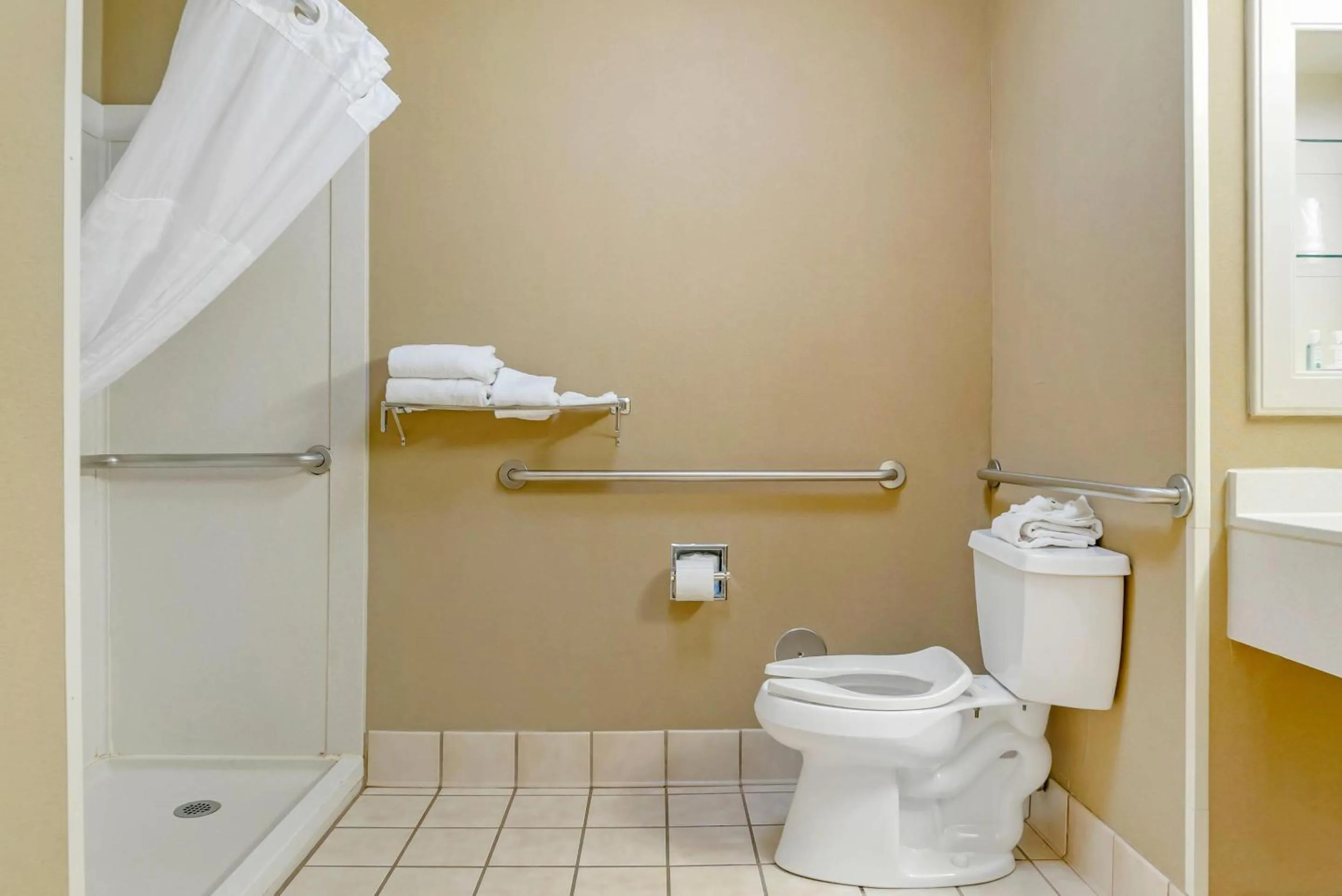 Bedroom in Quality Inn & Suites Monroe