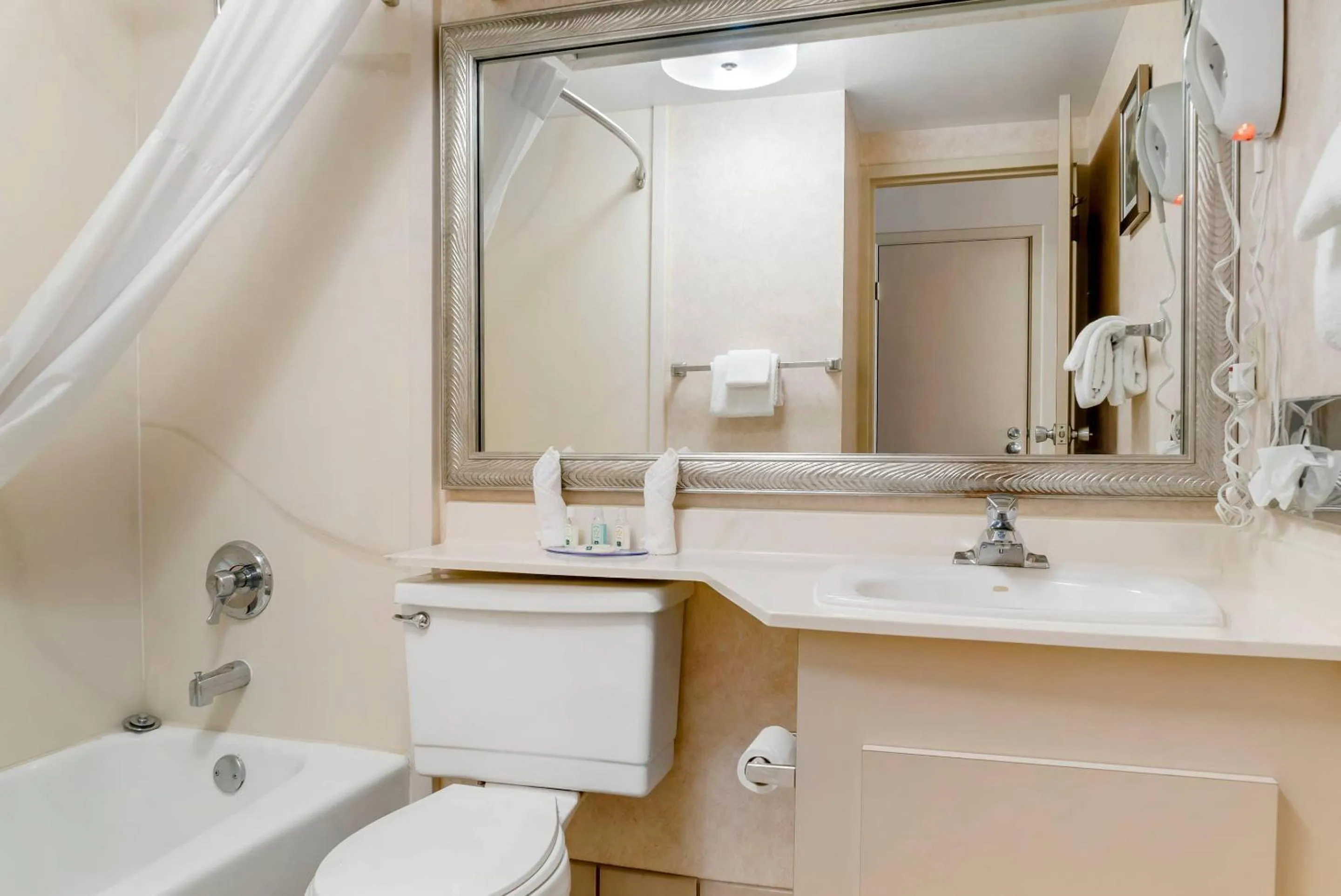 Bedroom in Quality Inn & Suites Monroe