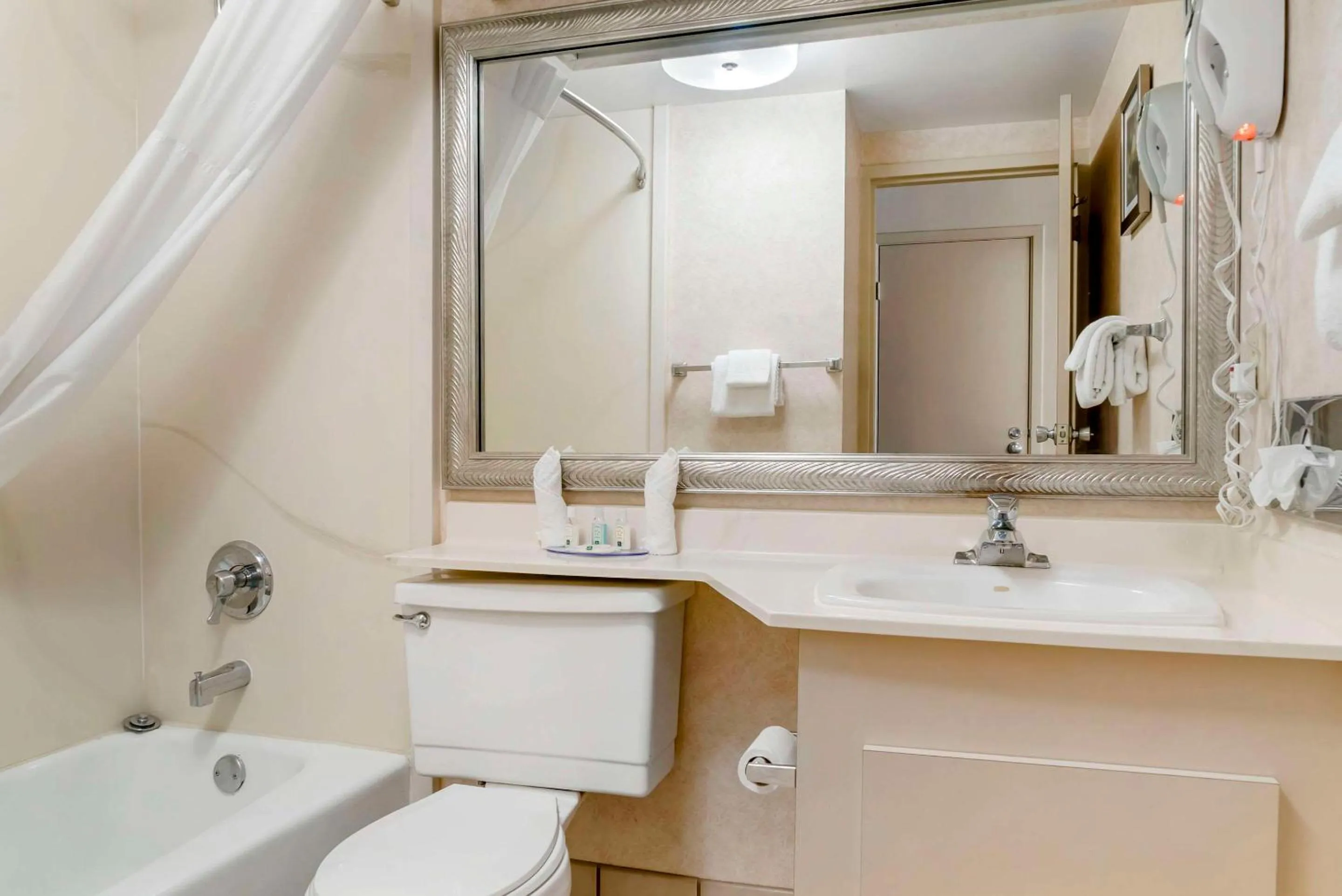 Bedroom in Quality Inn & Suites Monroe