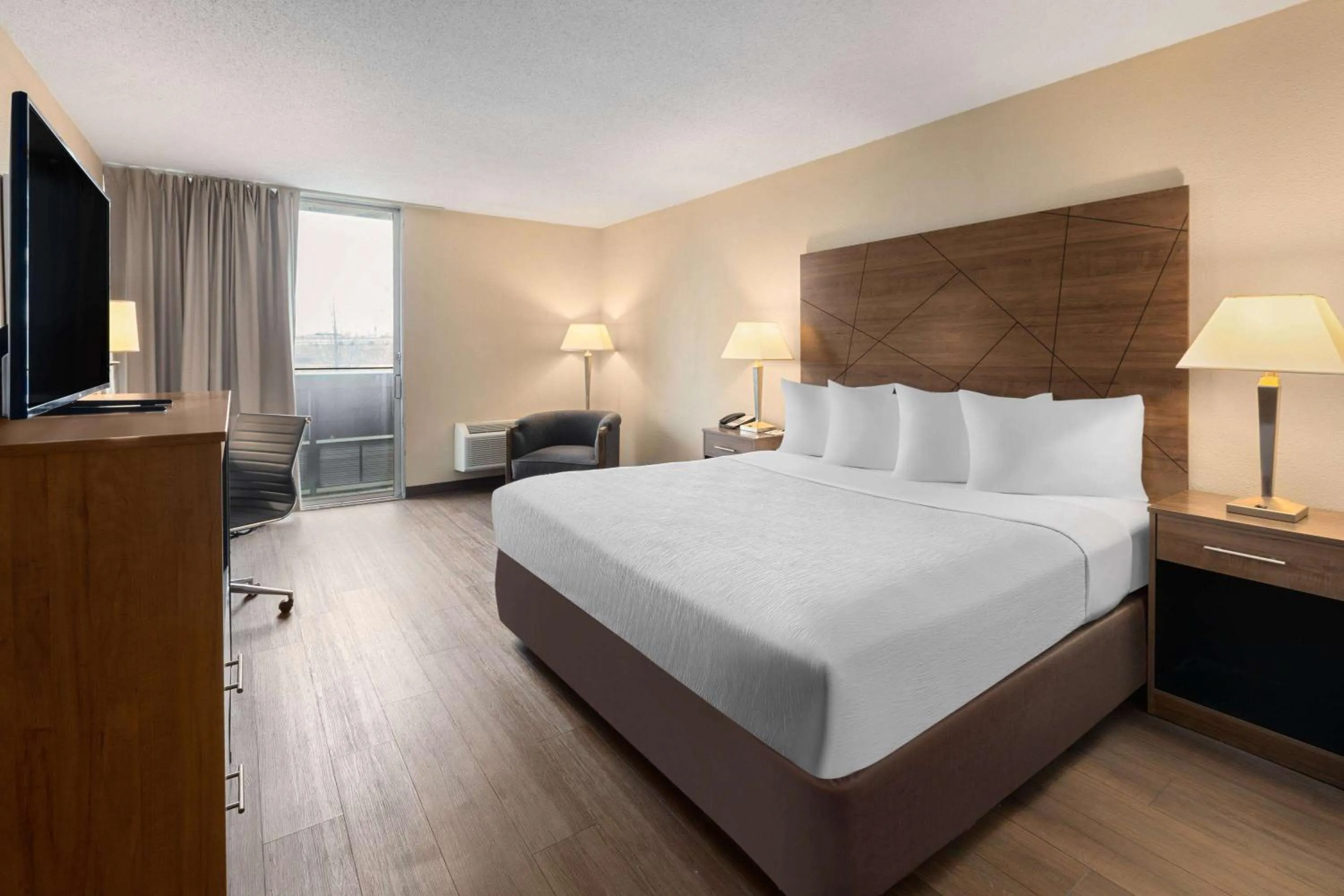 Photo of the whole room, Bed in Wingate by Wyndham Troy