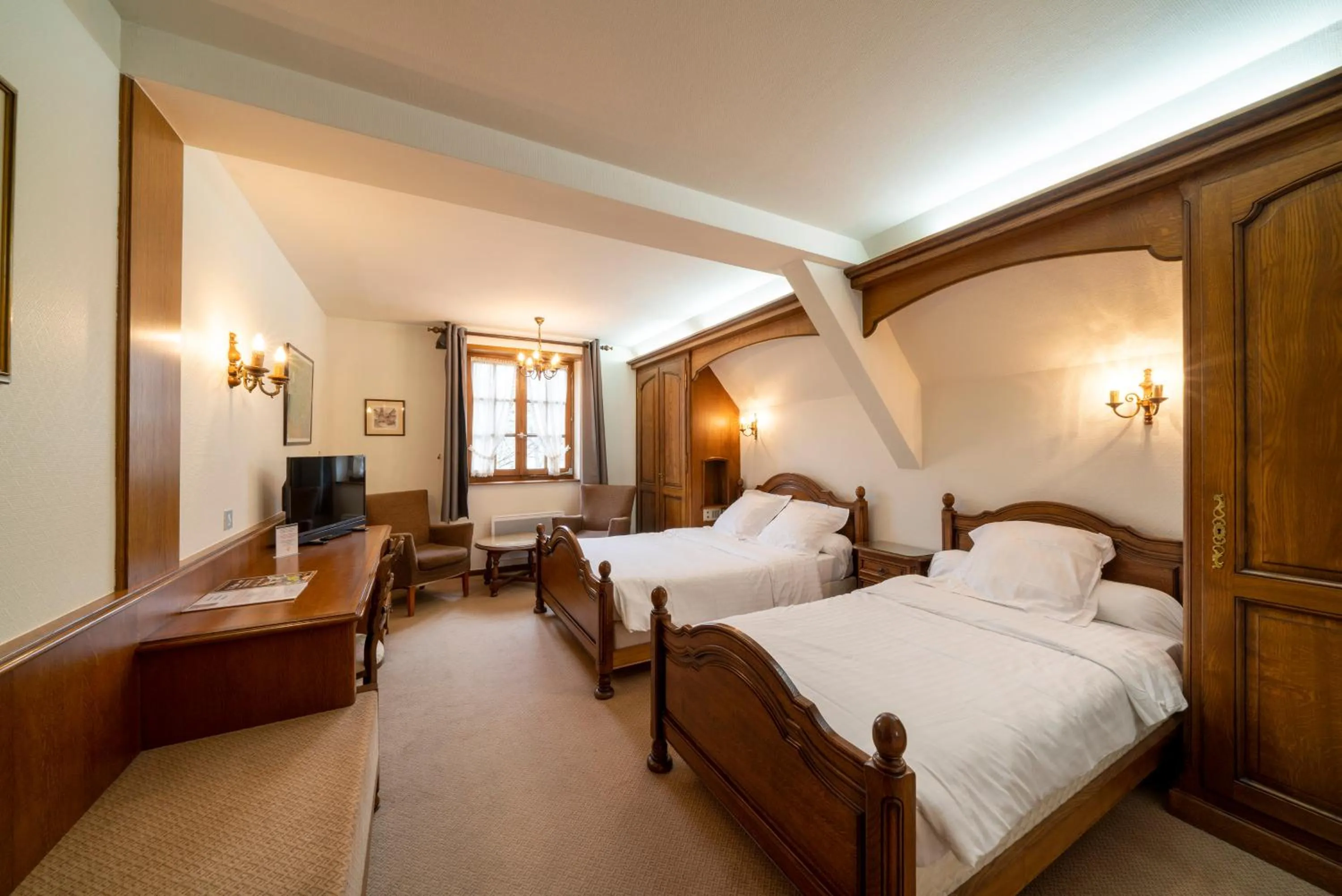 Bed in Hotel Munsch Restaurant & Wellness, Colmar Nord - Haut-Koenigsbourg