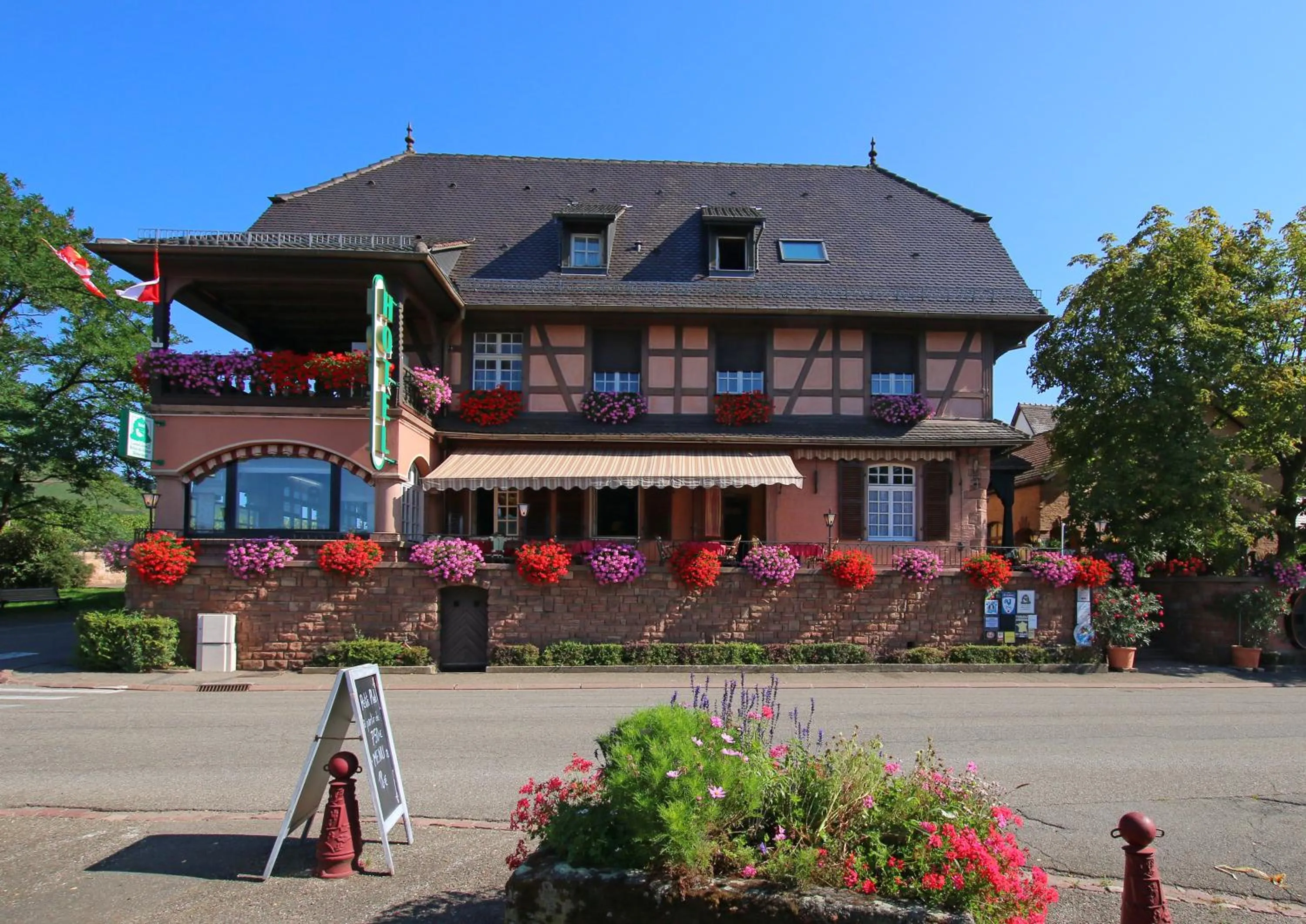 Facade/entrance in Hotel Munsch Restaurant & Wellness, Colmar Nord - Haut-Koenigsbourg