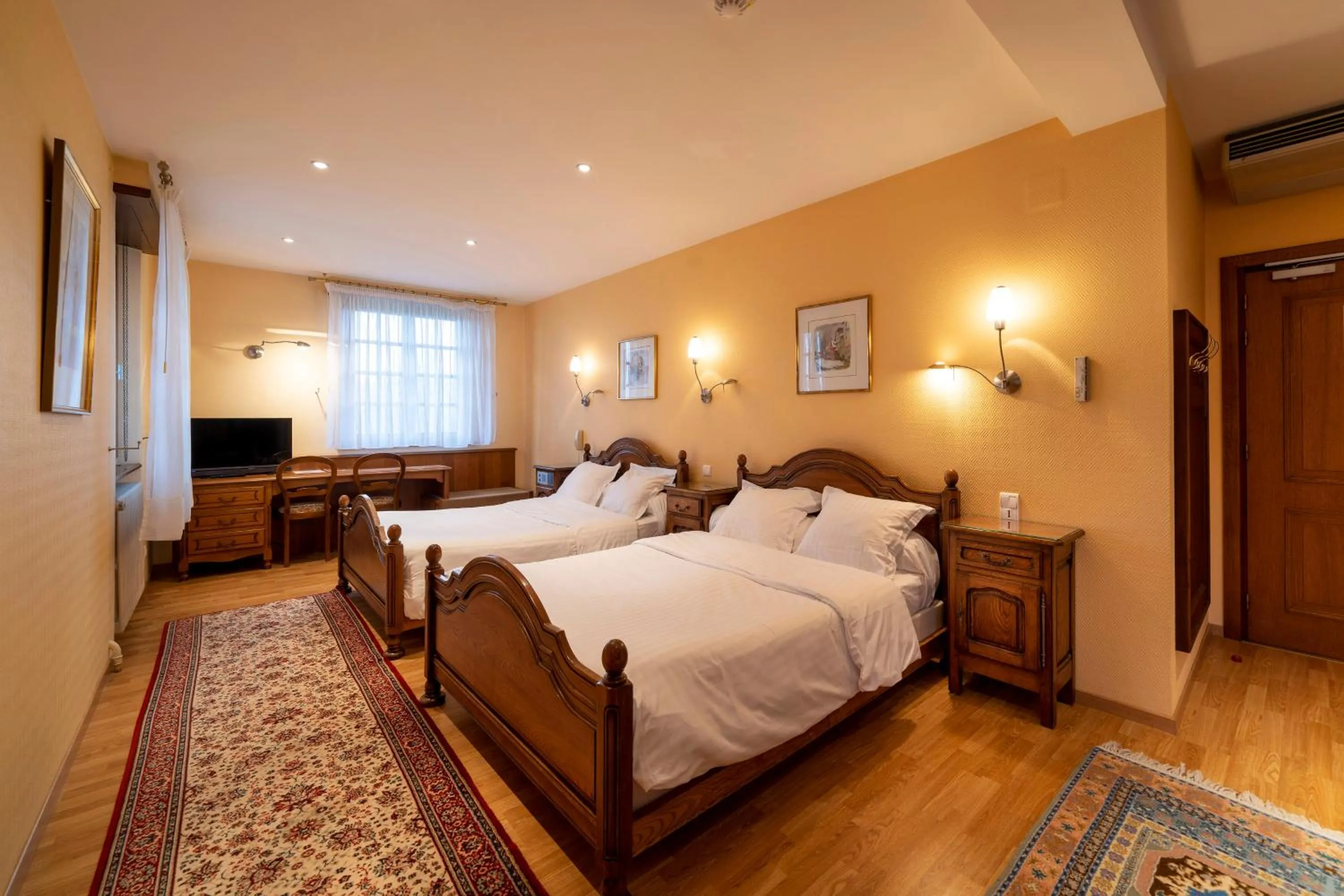 Bed in Hotel Munsch Restaurant & Wellness, Colmar Nord - Haut-Koenigsbourg