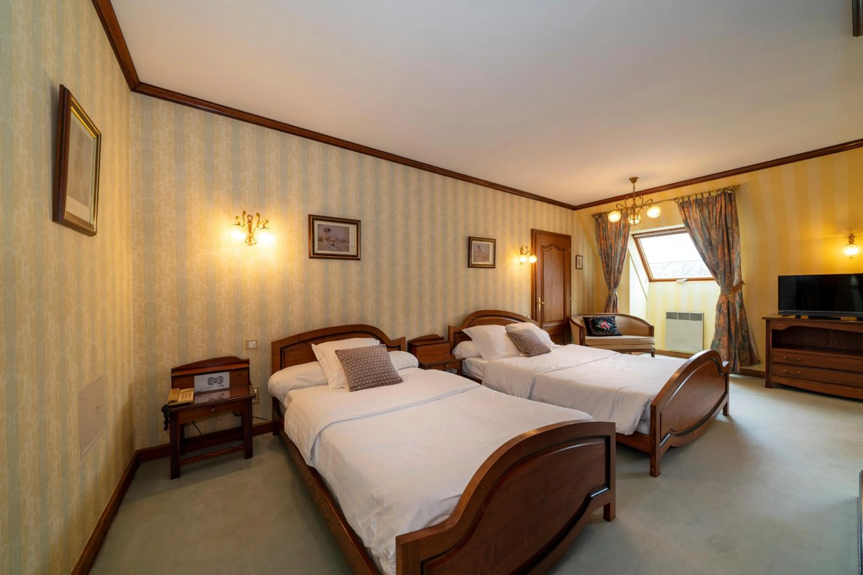 Bed in Hotel Munsch Restaurant & Wellness, Colmar Nord - Haut-Koenigsbourg
