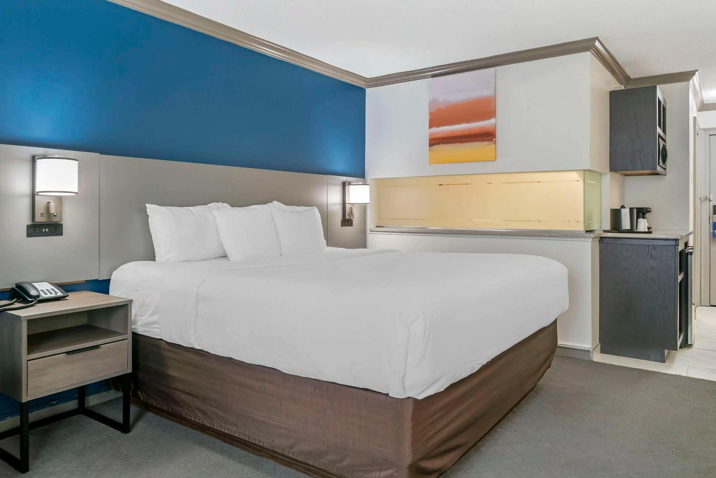 Bedroom, Bed in Comfort Inn Plainwell