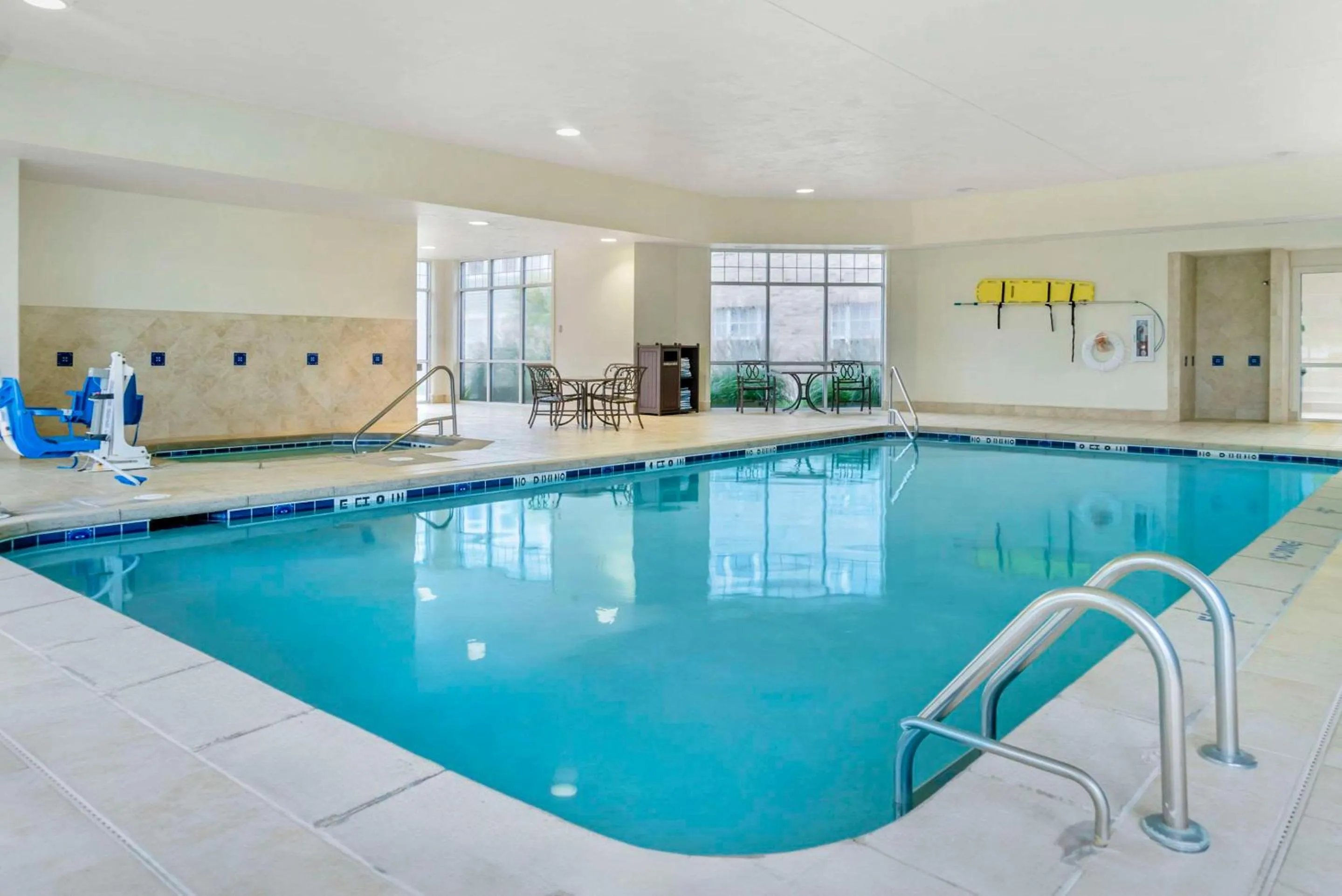 Swimming pool in Comfort Inn Plainwell