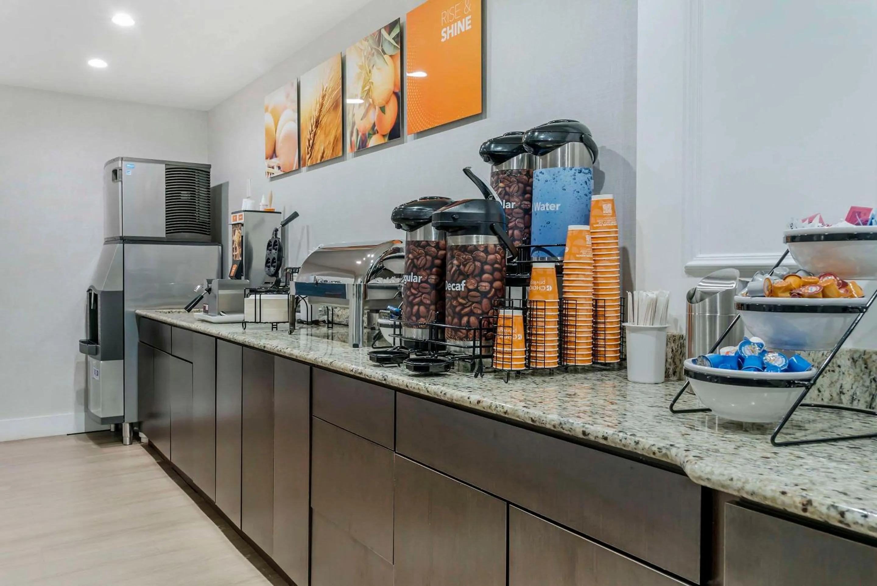 Breakfast in Comfort Inn Plainwell