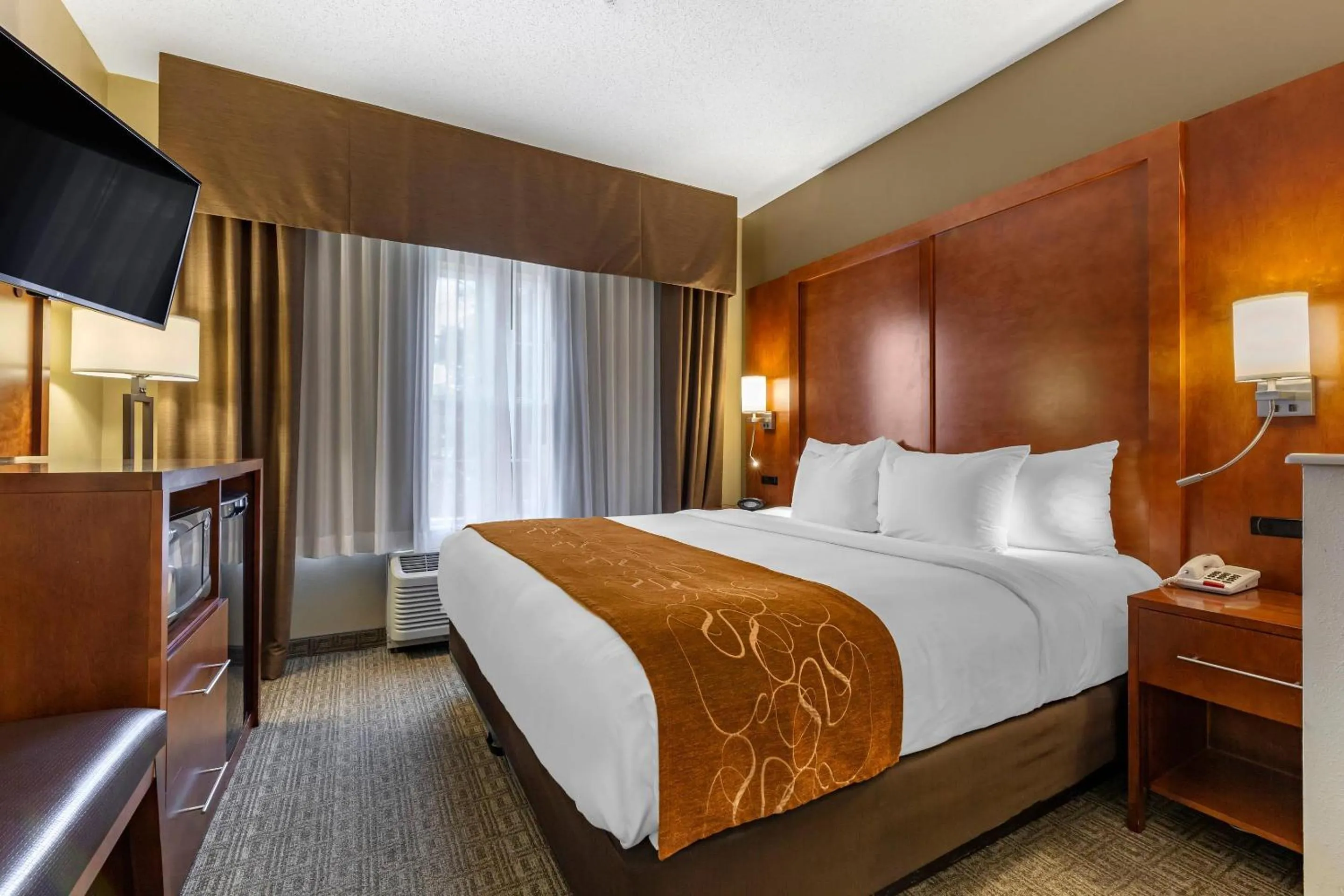 Bedroom, Bed in Comfort Suites Marquette