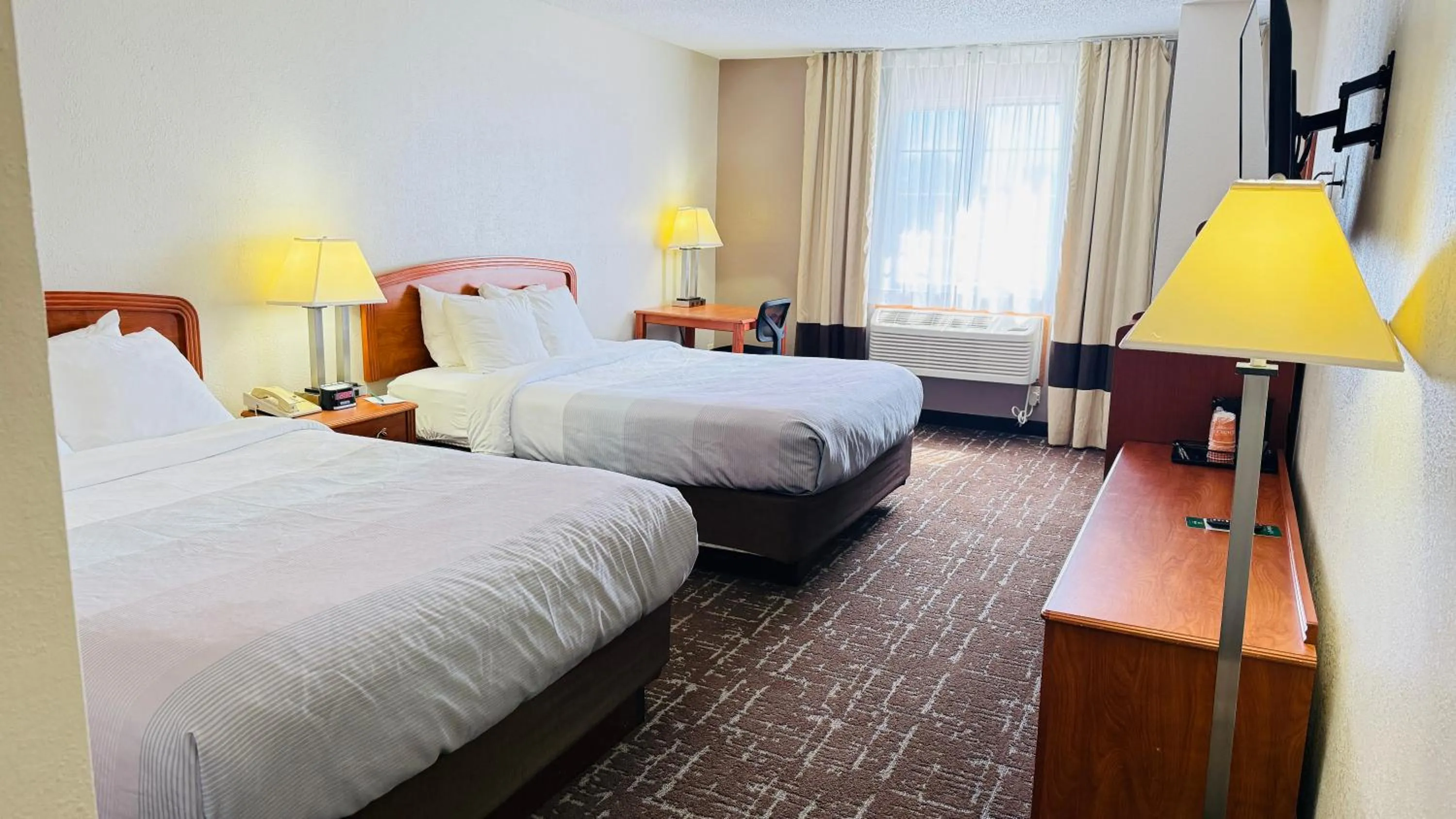 Bed in Quality Inn Marshall near University