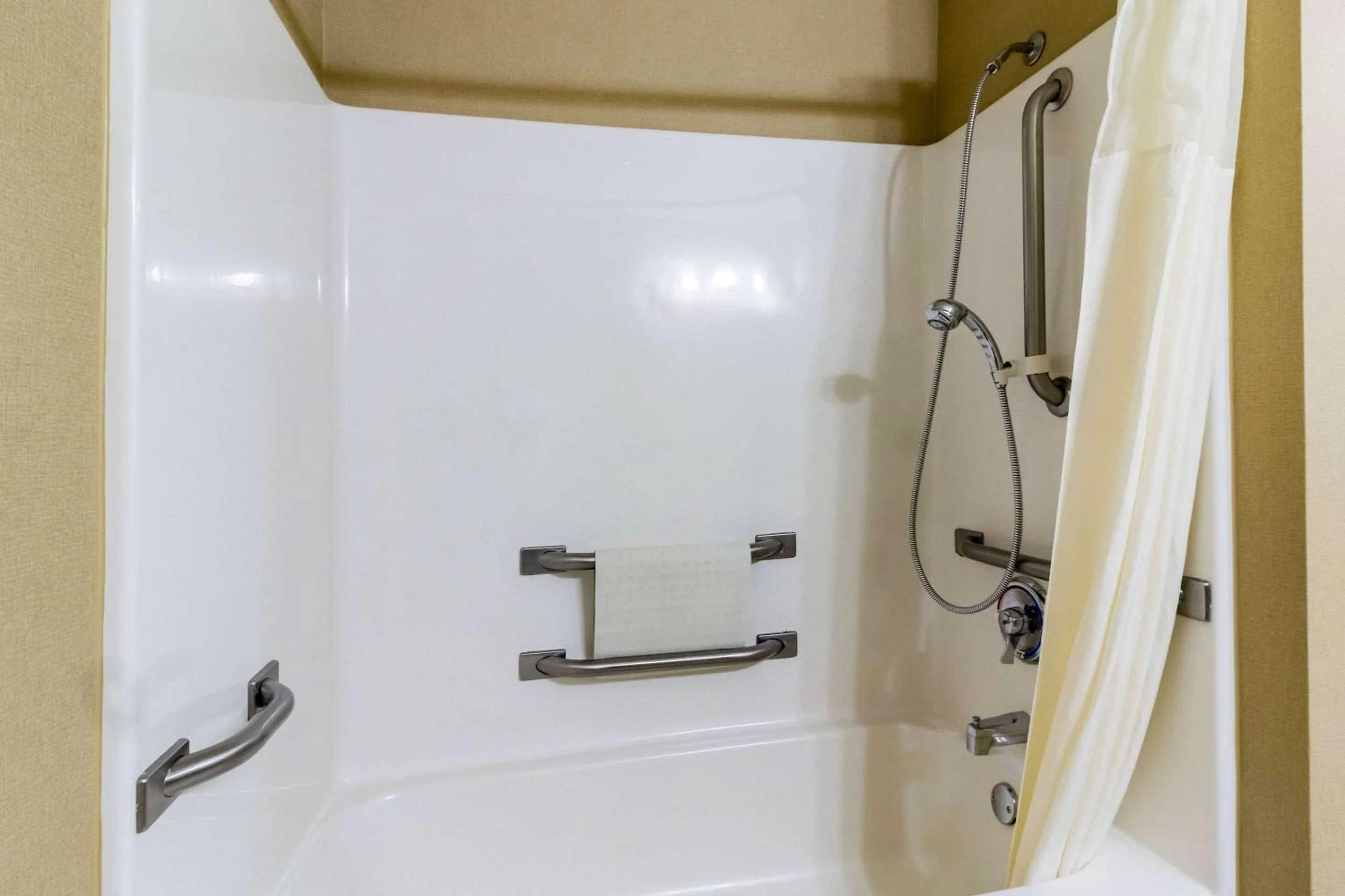 Bathroom in Quality Inn Marshall near University