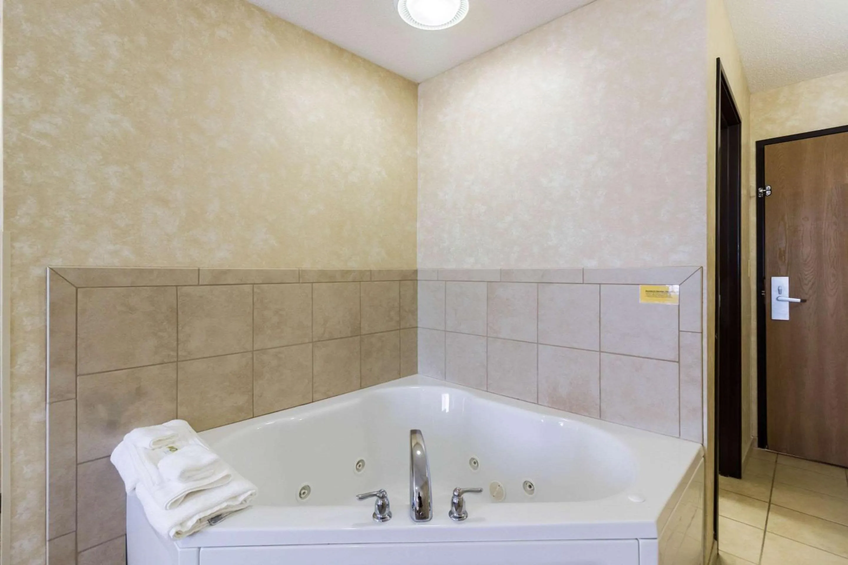 Photo of the whole room in Quality Inn Marshall near University