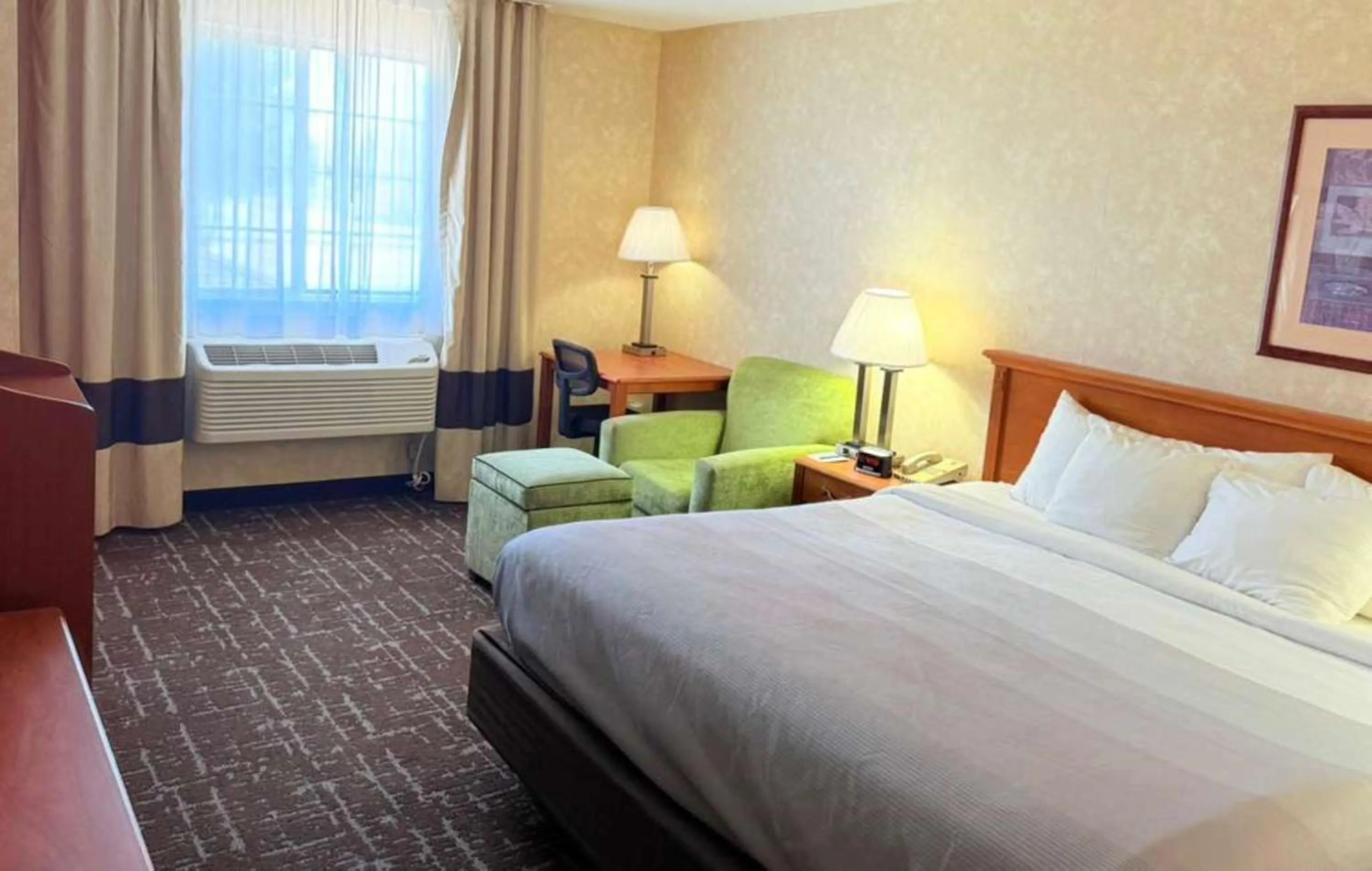 Bed in Quality Inn Marshall near University