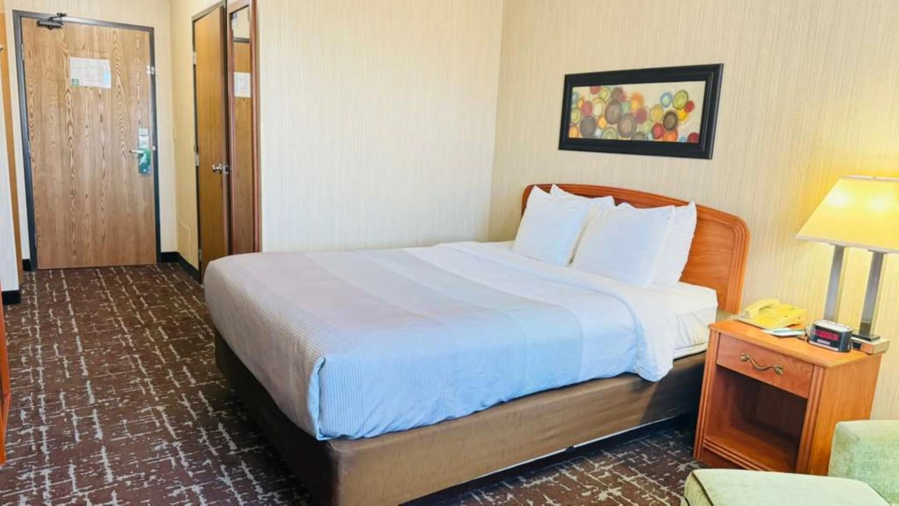 Bed in Quality Inn Marshall near University