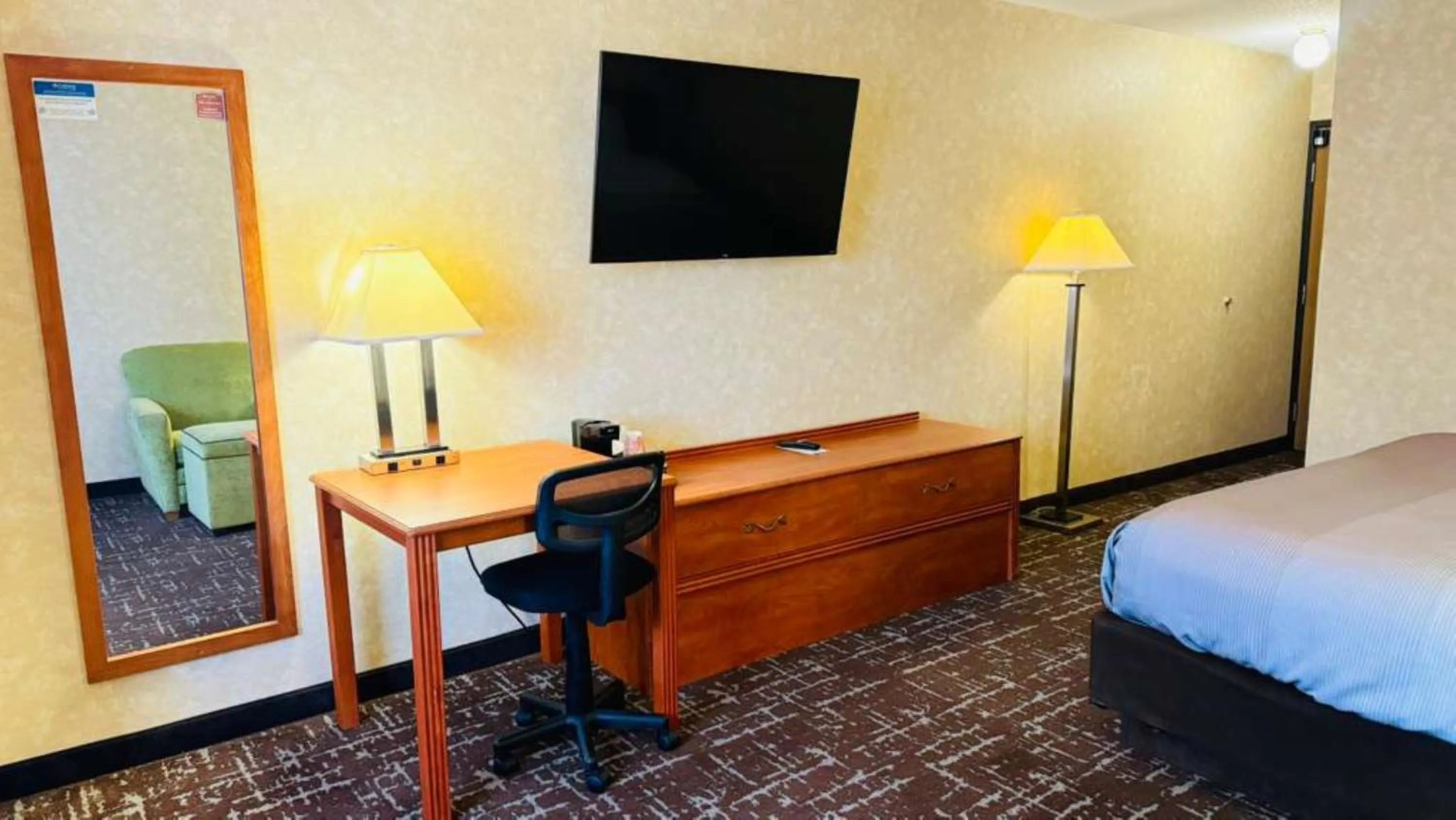 Bed in Quality Inn Marshall near University