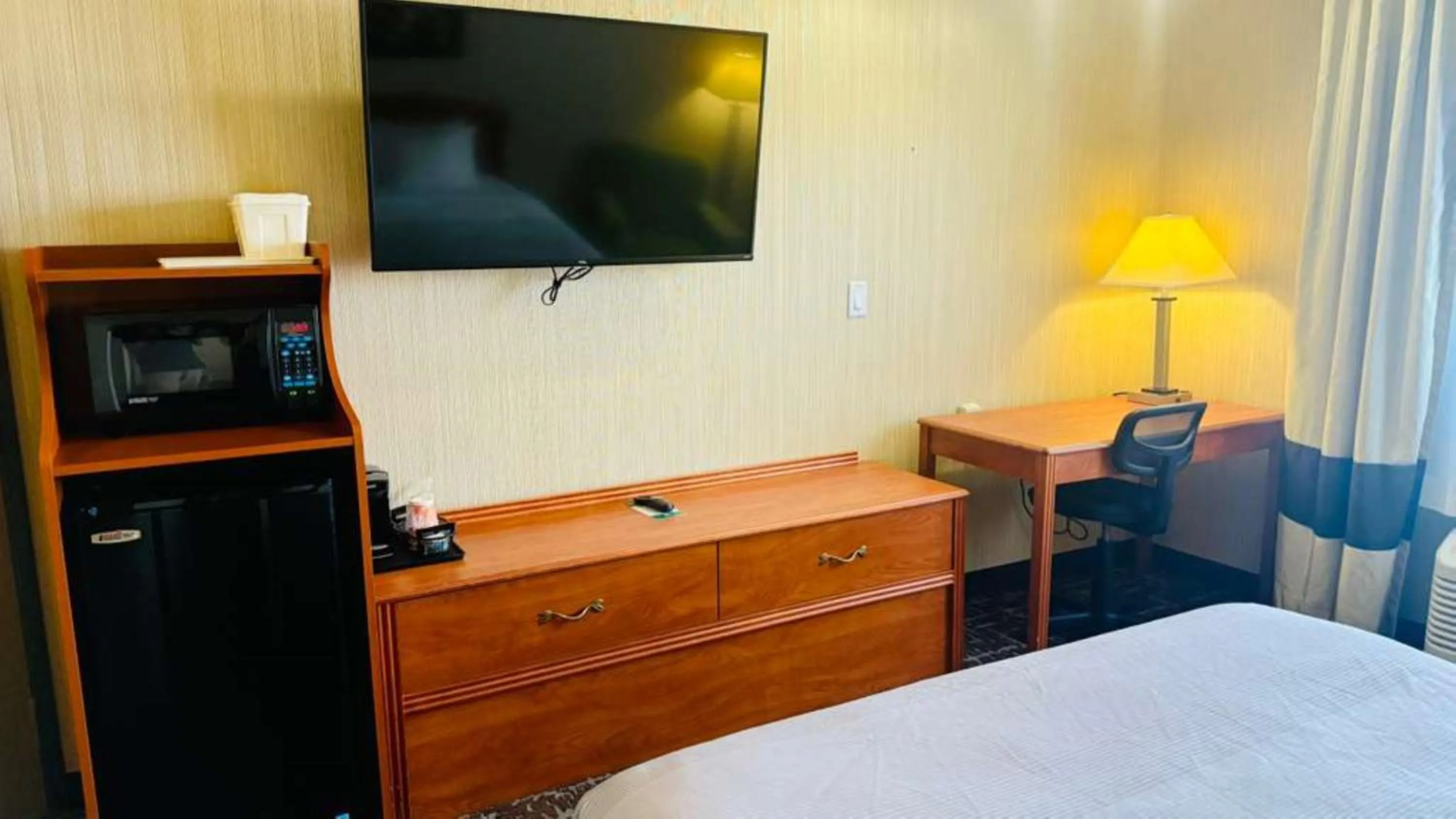 Bed in Quality Inn Marshall near University